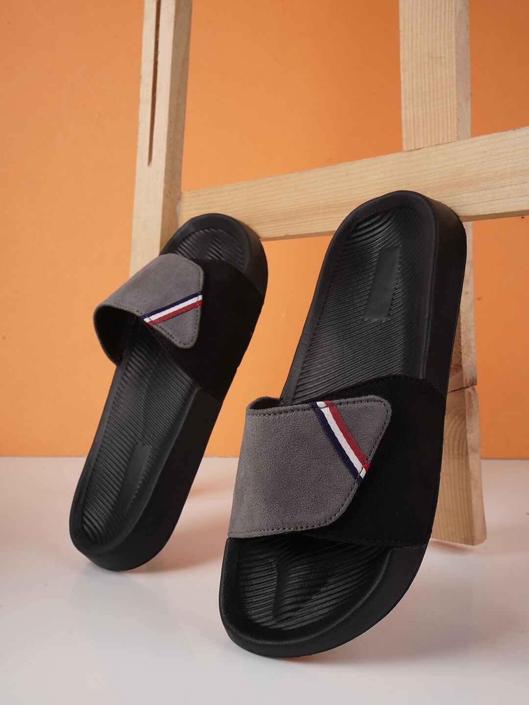 

PERY PAO Men Slip-On, Grey