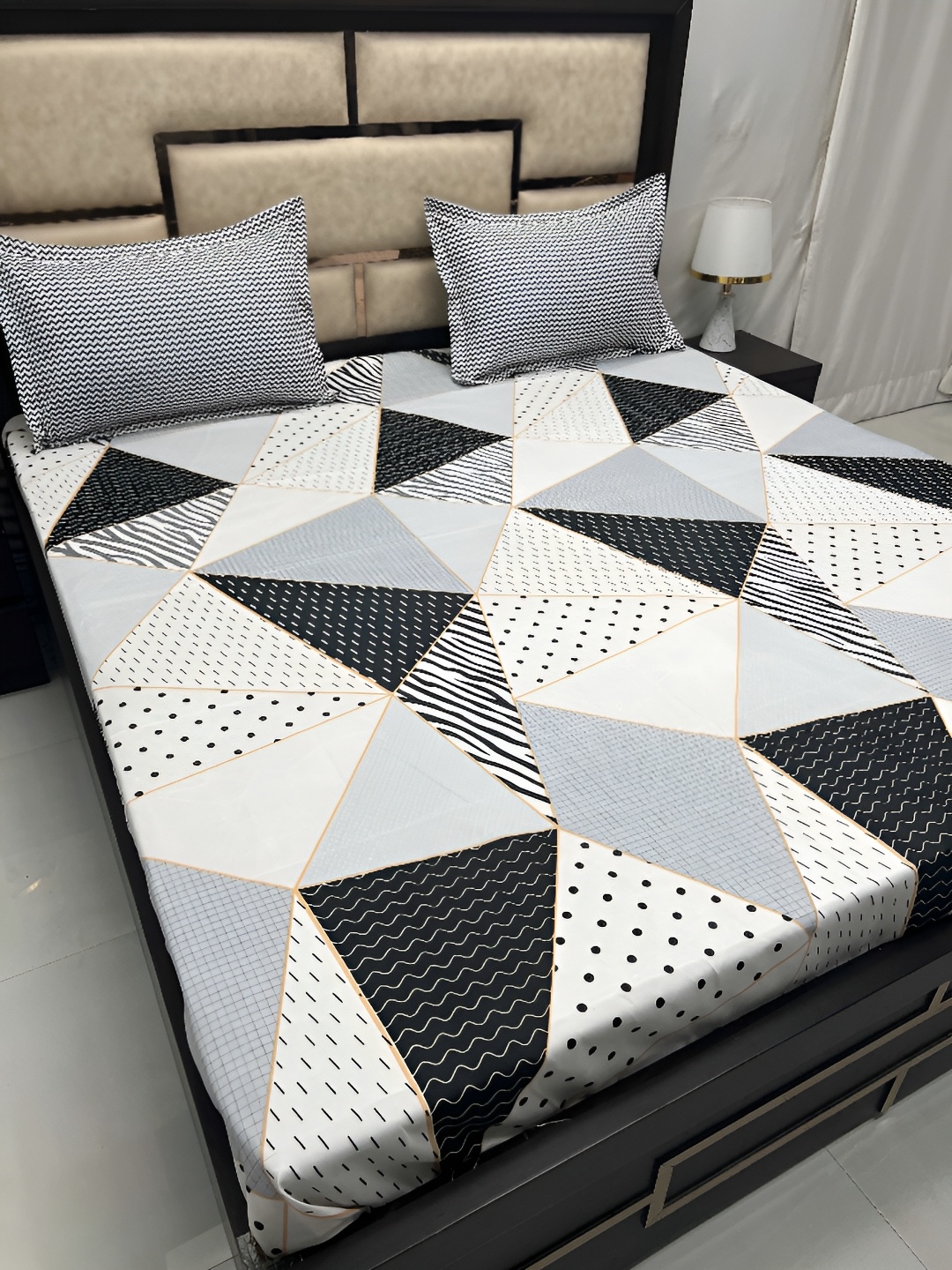 

Pure Decor Black & White Geometric King Bedsheet with 2 Pillow Covers