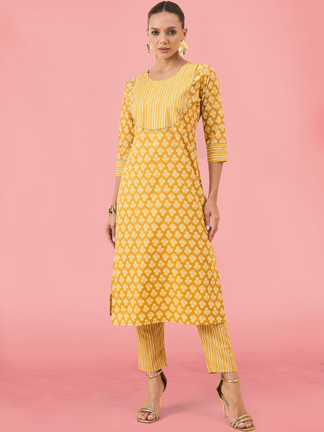 

MAHALASA Women Floral Printed Regular Patchwork Kurta with Trousers, Mustard