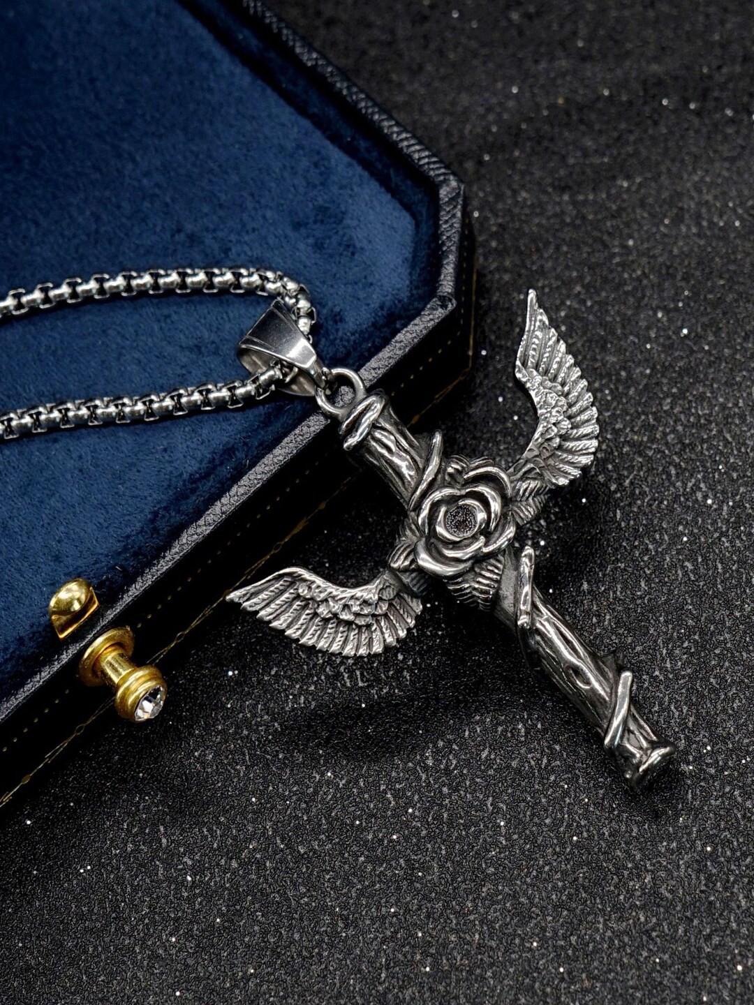 

FIMBUL Men Silver-Plated Cross-Charm Stainless Steel Pendant With Chain