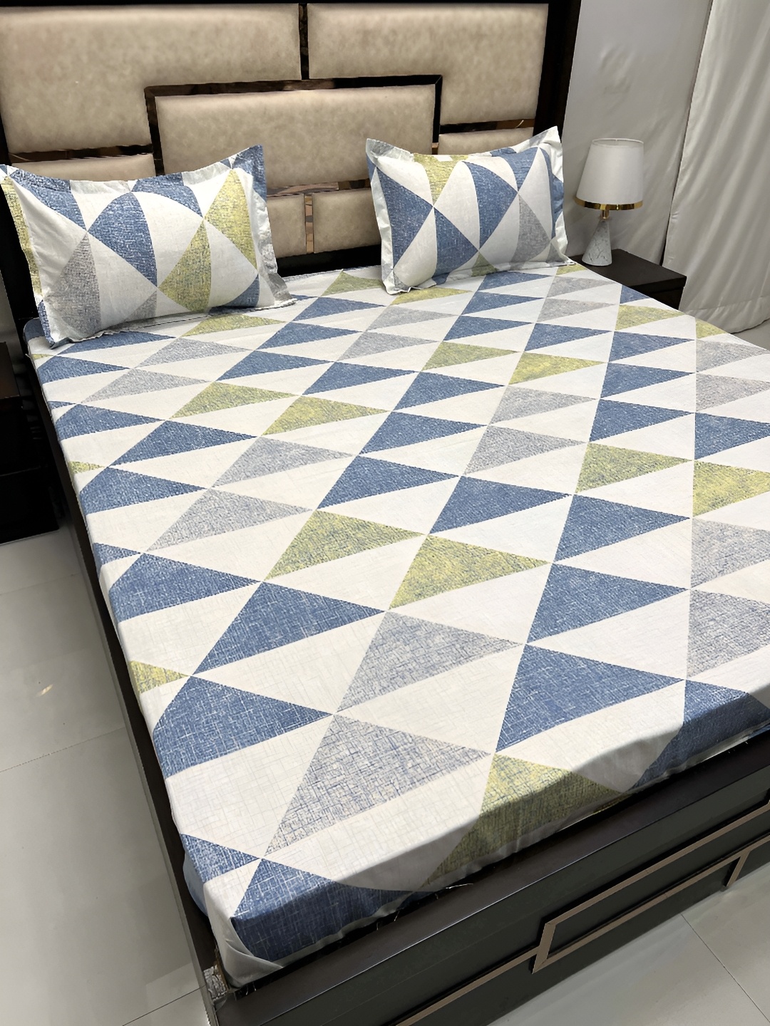 

Pure Decor Blue & White Geometric 210 TC Queen Bedsheet with 2 Pillow Covers