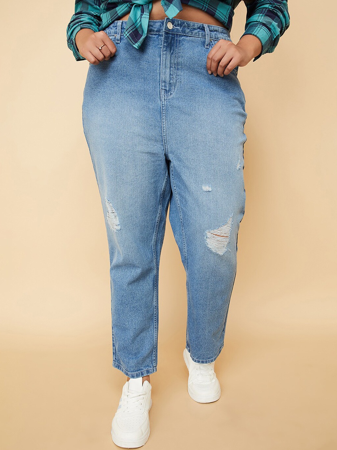 

max Women Mid-Rise Low Distress Light Fade Cotton Jeans, Blue