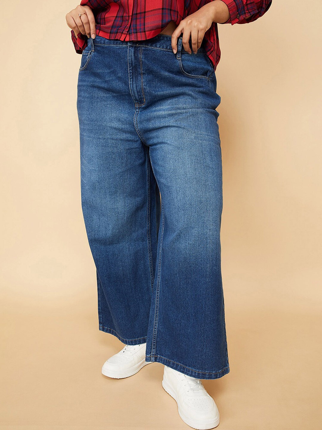 

max Women Plus Size Mid-Rise Clean Look Light Fade Cotton Jeans, Navy blue