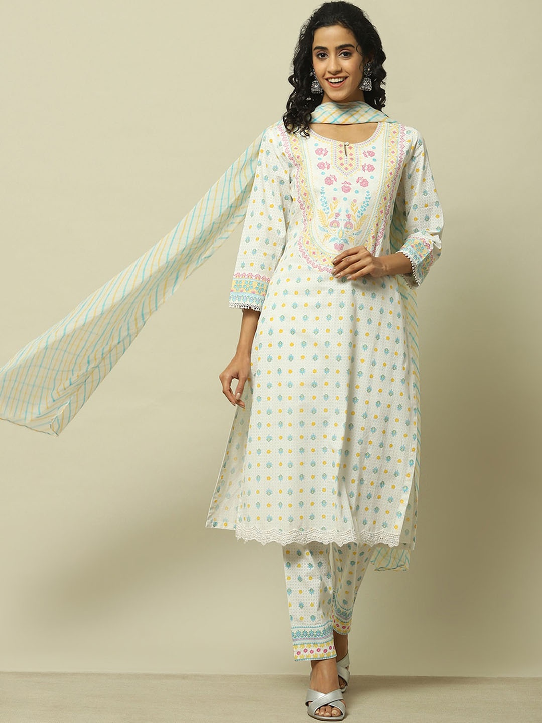 

Rangriti Women Floral Printed Regular Kurta with Pyjamas & With Dupatta, White