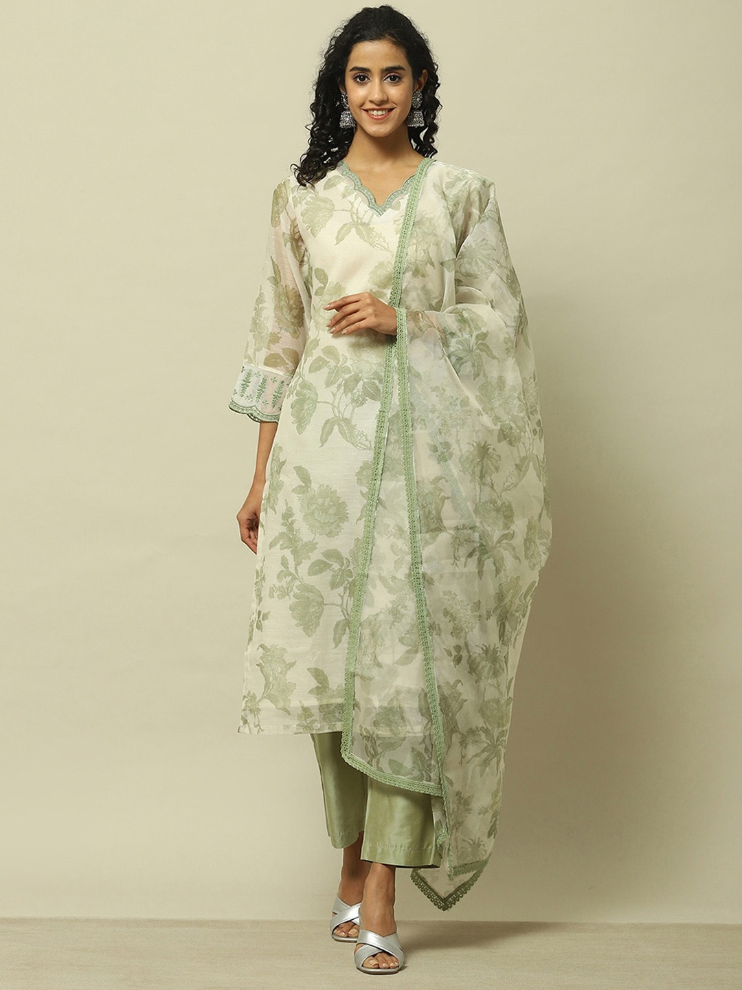 

Rangriti Women Floral Printed Regular Kurta with Trousers & With Dupatta, Green