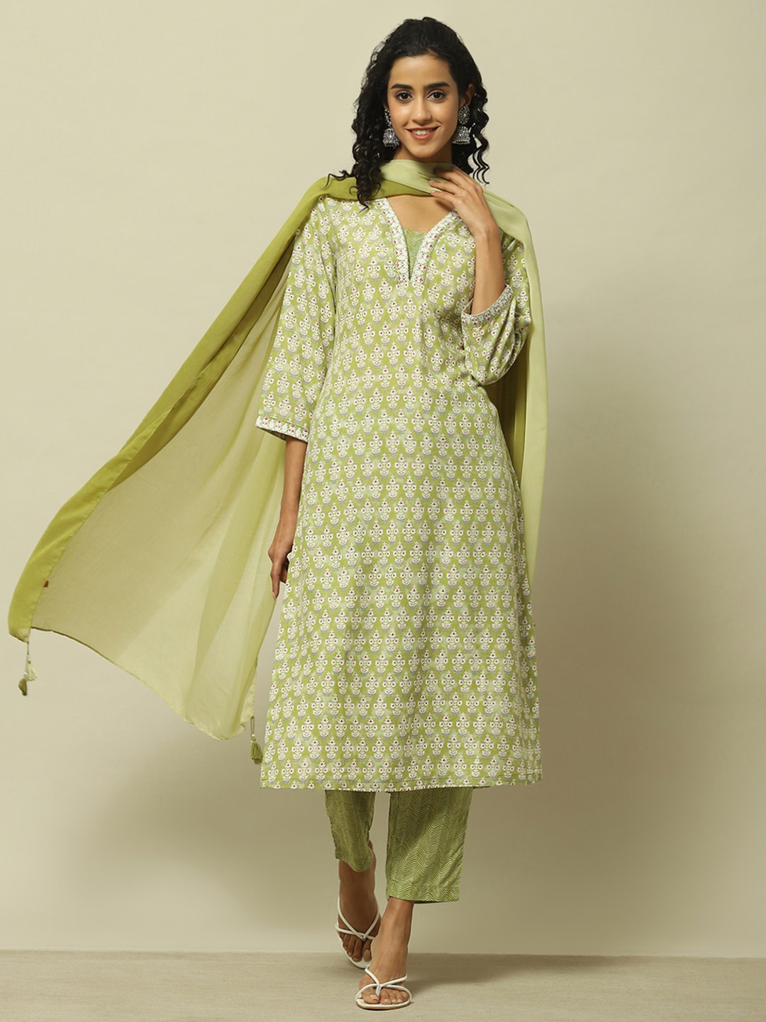 

Rangriti Women Floral Printed Regular Kurta with Trousers & With Dupatta, Green