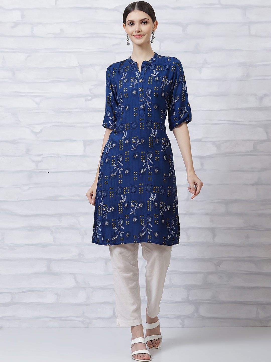 

Rangriti Floral Printed Mandarin Collar Roll-Up Sleeves Straight Kurta, Blue