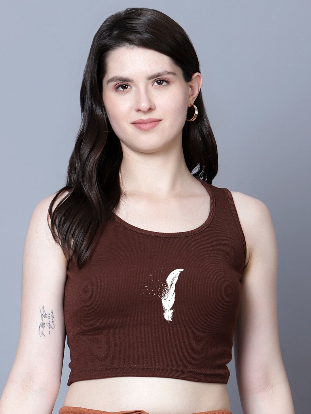 

Fashion And Youth Graphic Printed Round Neck Fitted Crop Top, Coffee brown