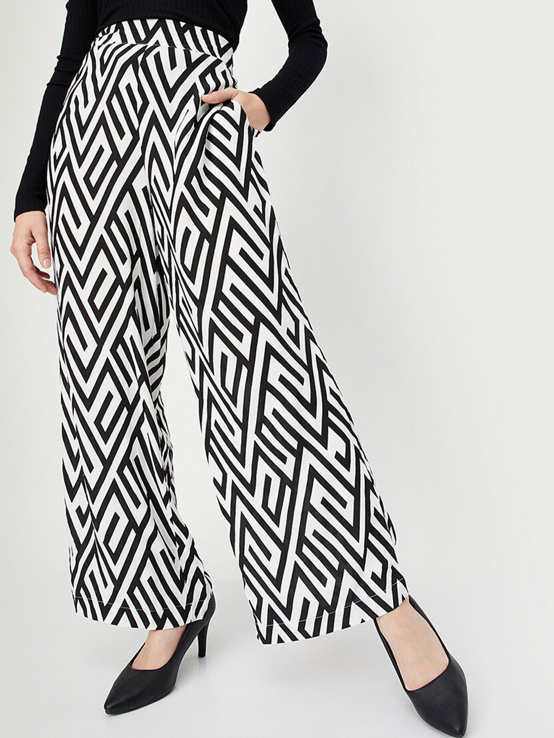 

max Women Geometric Printed Mid-Rise Parallel Trousers, Black