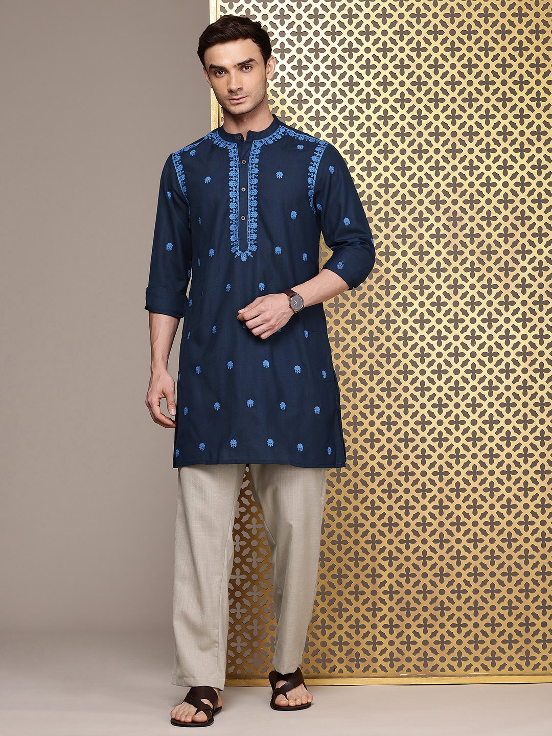 

House of Pataudi Men Jashn Ethnic Motifs Embroidered Thread Work Kurta With Trousers, Navy blue