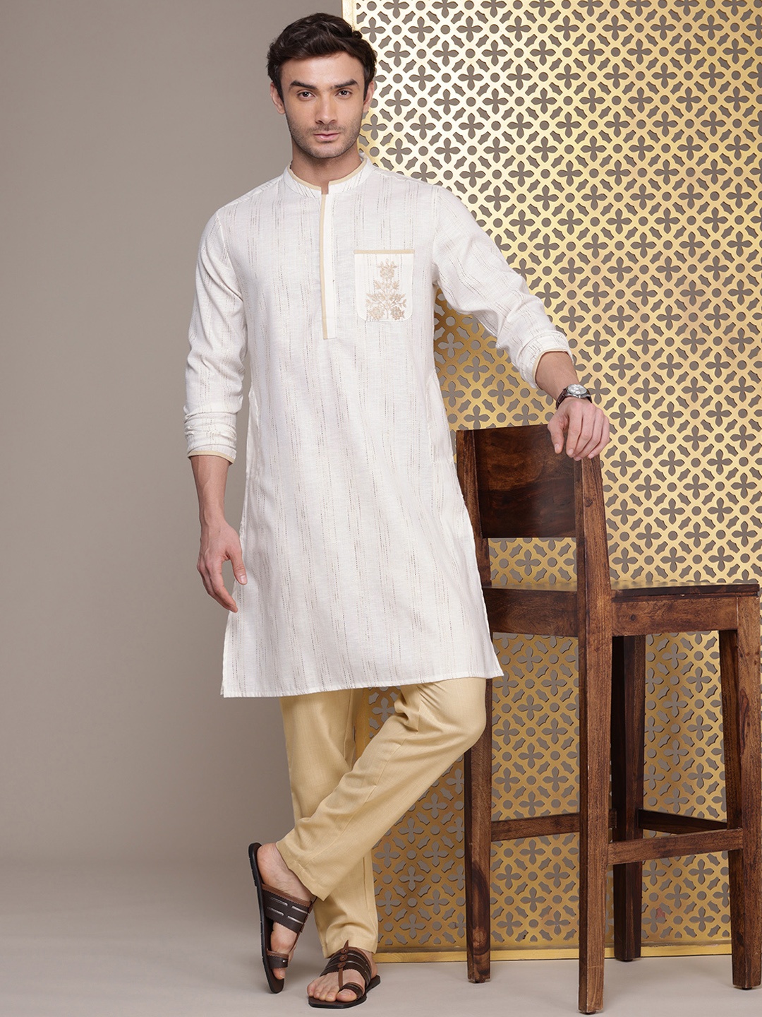 

House of Pataudi Men Jashn Floral Embroidered Striped Thread Work Kurta With Trousers, Off white