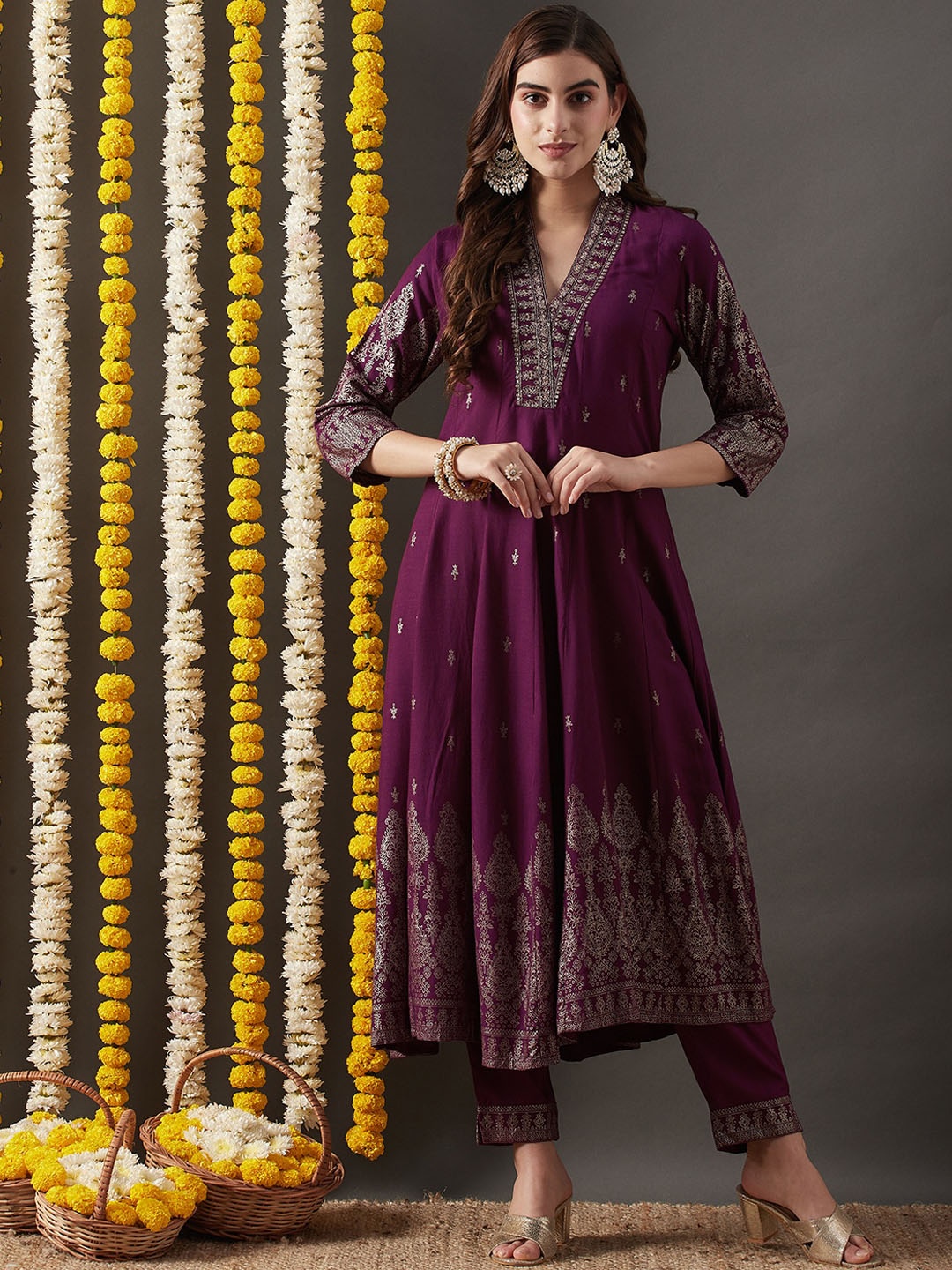 

FASHOR Women Ethnic Motifs Embroidered Panelled Kurta with Trousers, Burgundy