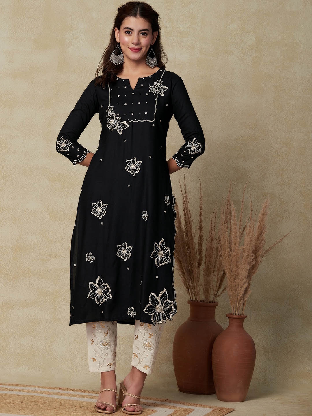 

FASHOR Floral Embroidered Straight Kurta, Black