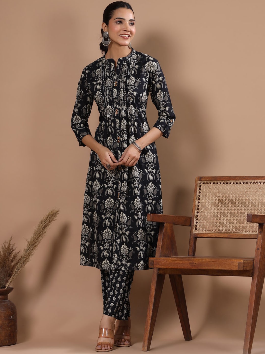 

FASHOR Women Floral Printed Panelled Thread Work Pure Cotton Kurta with Trousers, Black