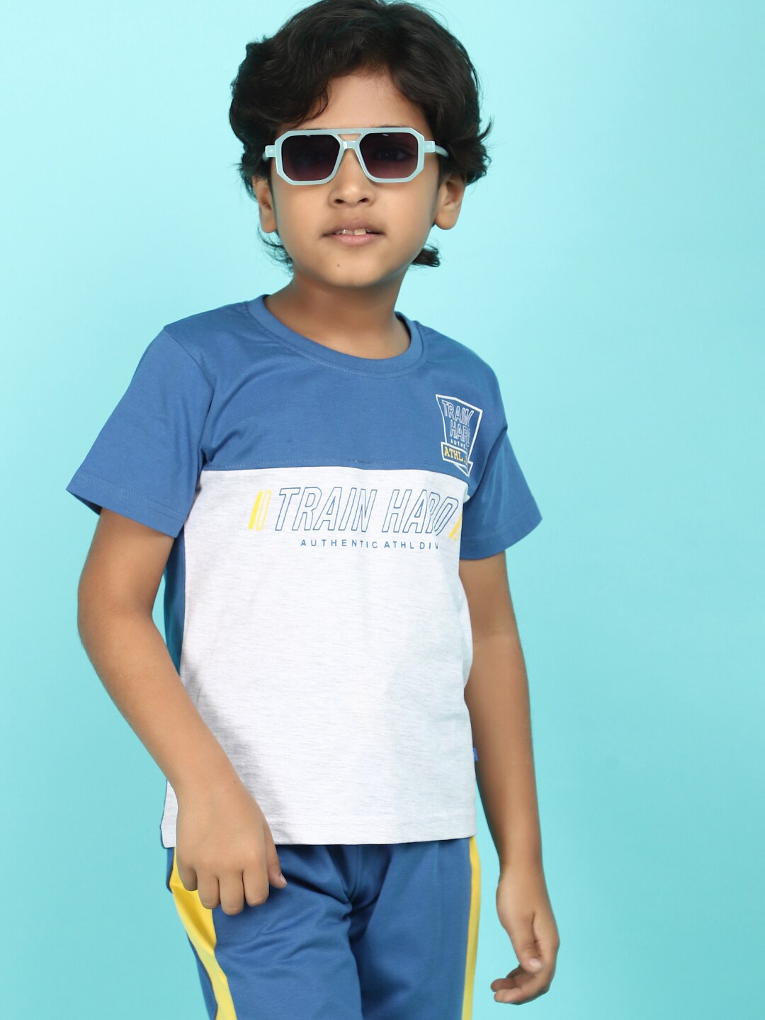 

V-Mart Boys Printed T-shirt with Shorts, Grey