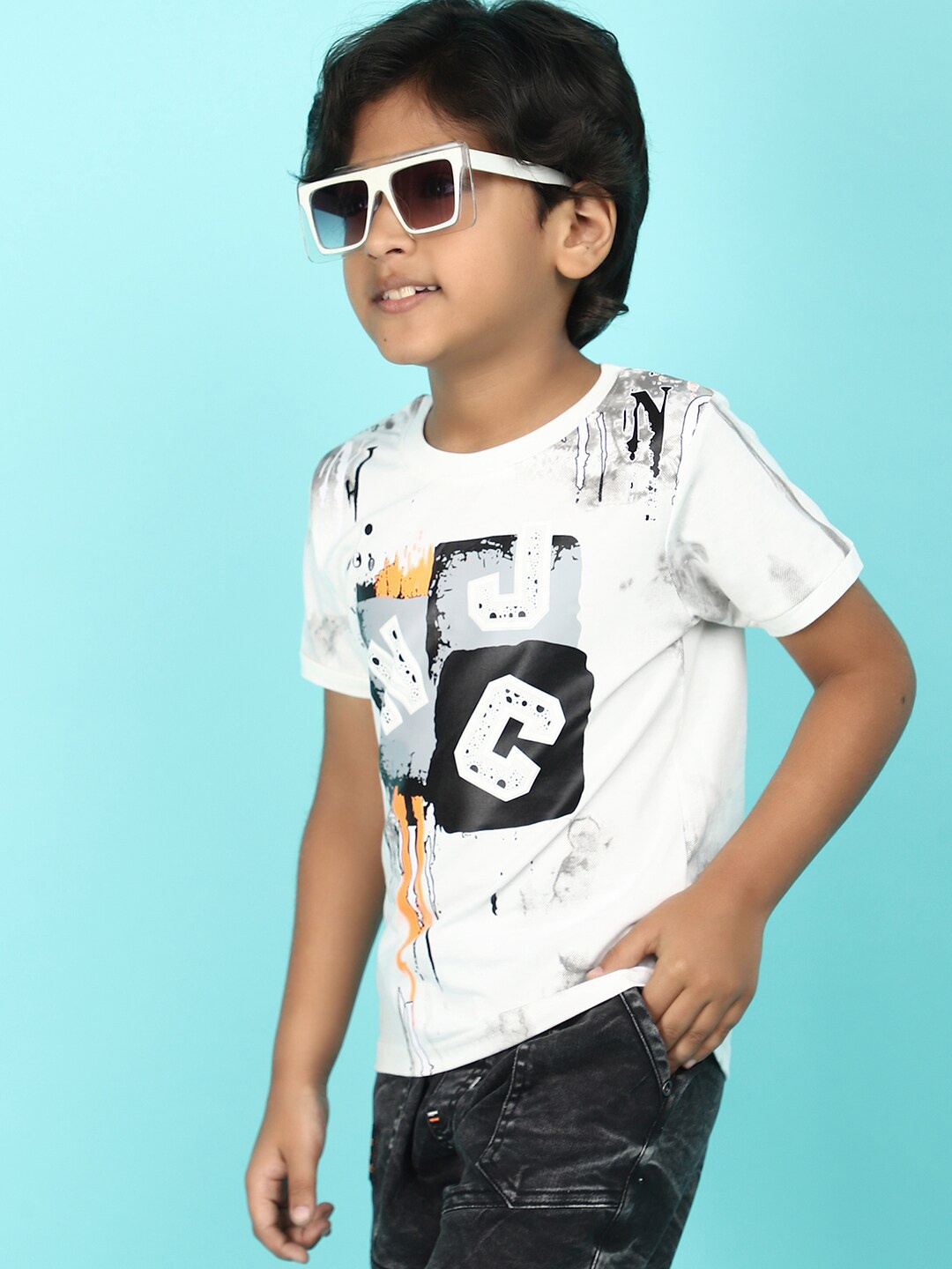 

V-Mart Boys Printed T-shirt with Shorts, Off white