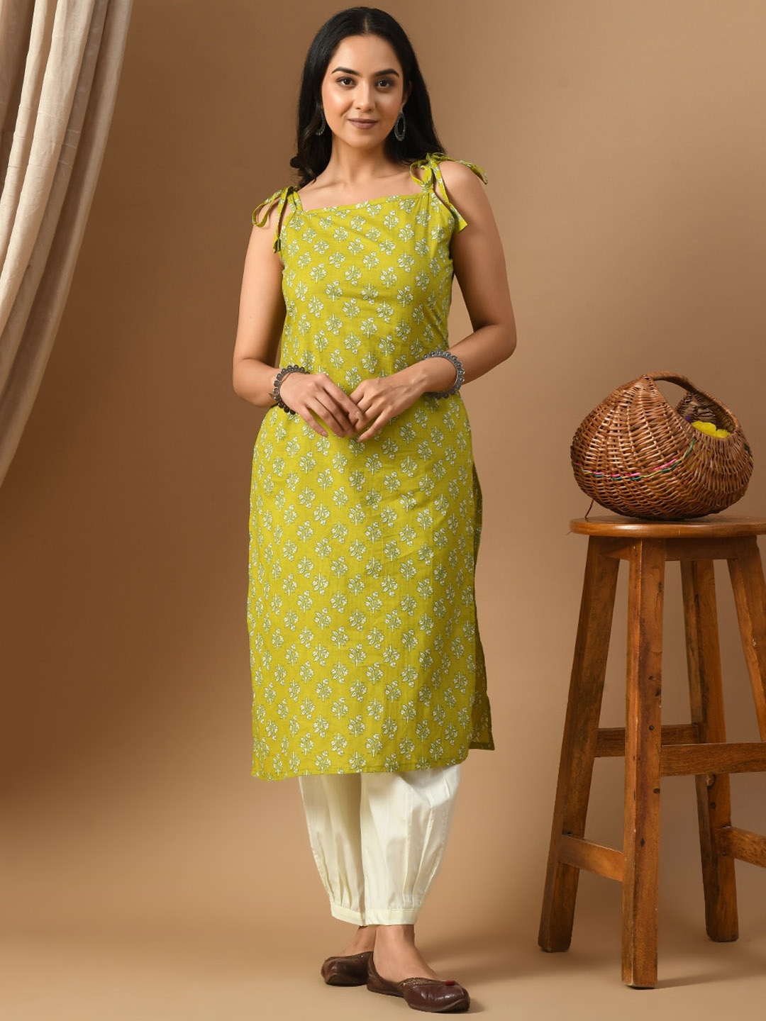 

Laado - Pamper Yourself Ethnic Motifs Round Neck Sleeveless Cotton Kurta, Green