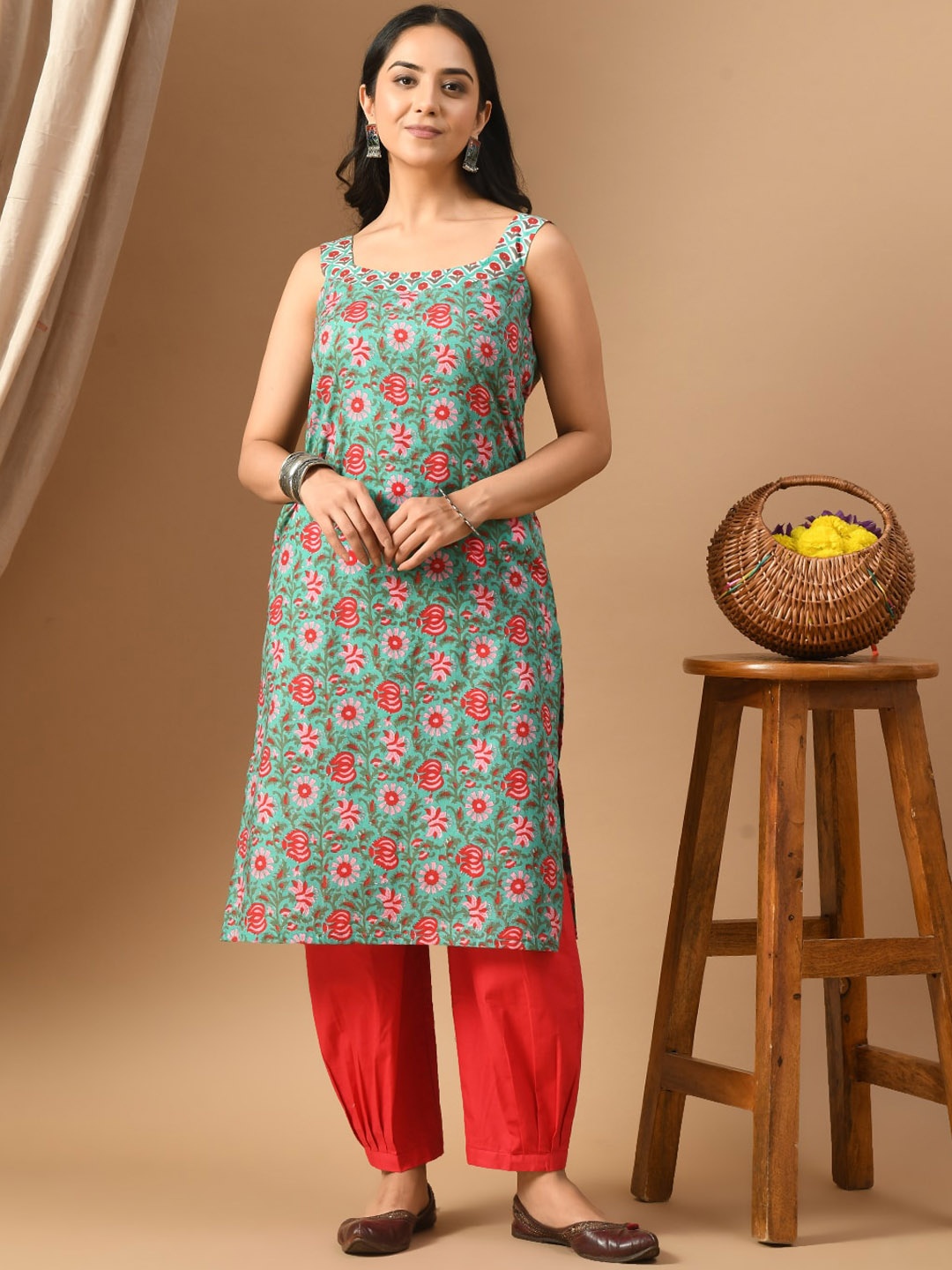 

Laado - Pamper Yourself Floral Printed Round Neck Sleeveless Cotton Kurta, Green