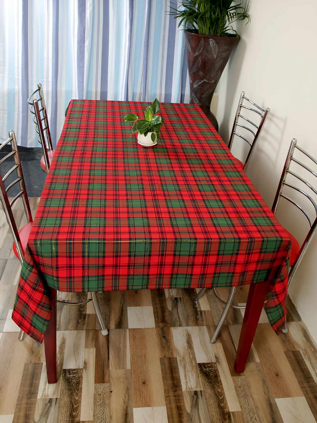 

Aura Red Cotton 4-Seater Table Cover