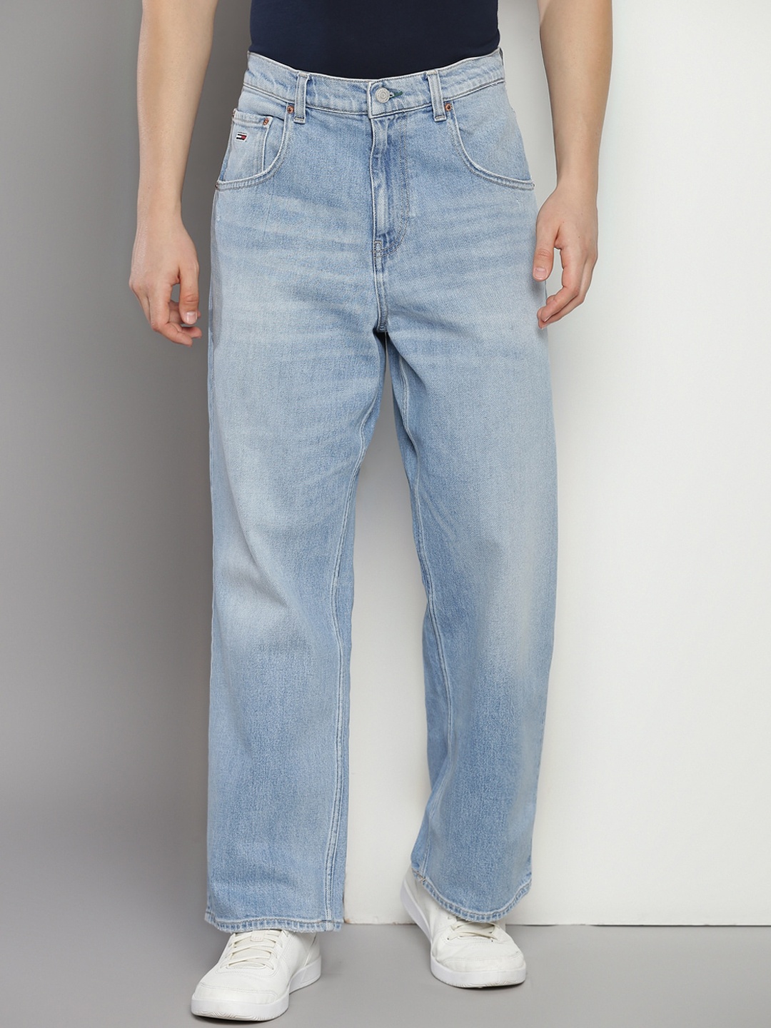 

Tommy Hilfiger Men Baggy Fit Mid-Rise Light Fade Jeans, Blue