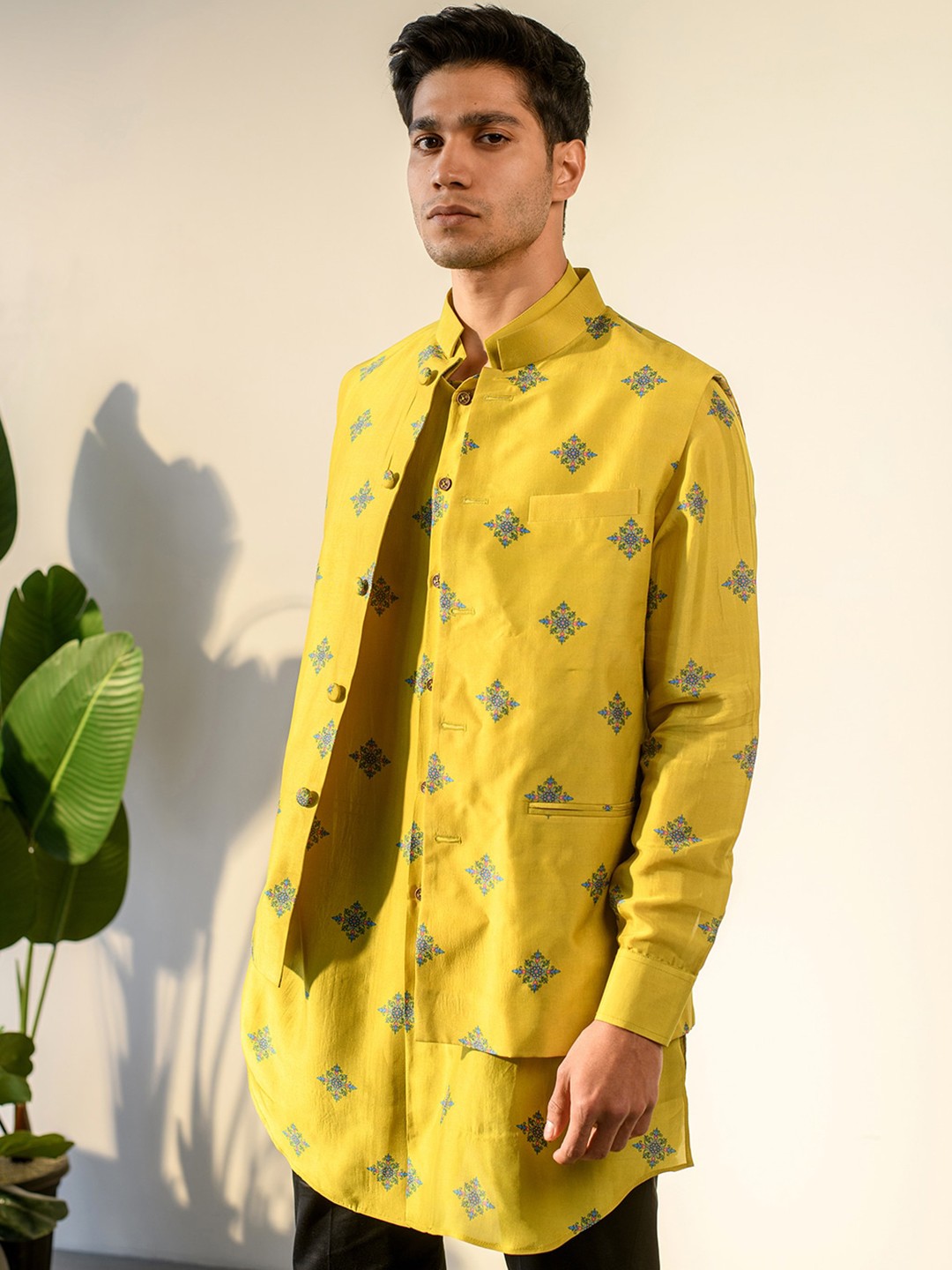 

QB MEN Men Floral Regular Pure Silk Kurta with Trousers, Yellow