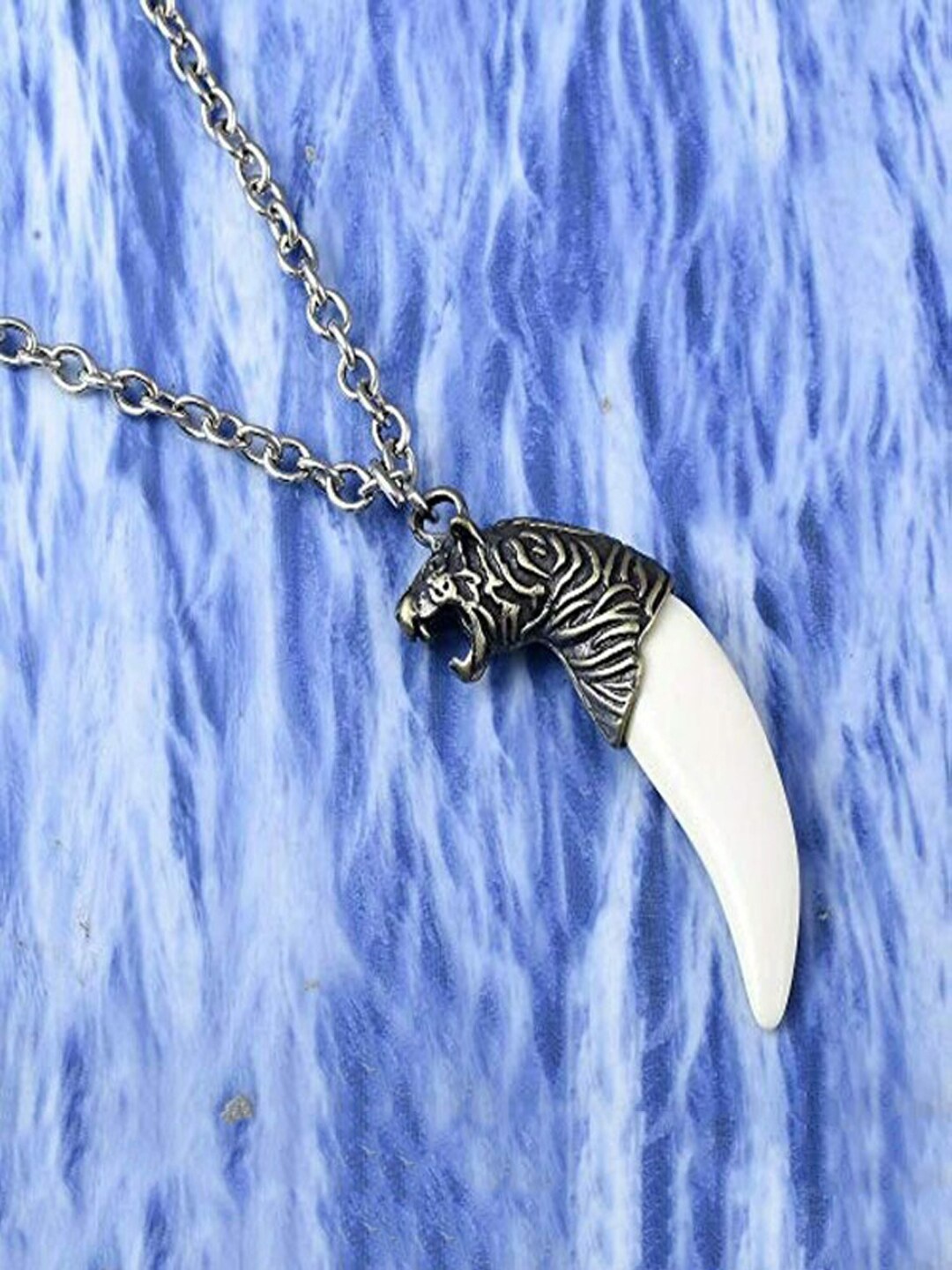 

FIMBUL Silver-Plated Tiger Head Charm Pendant With Chain