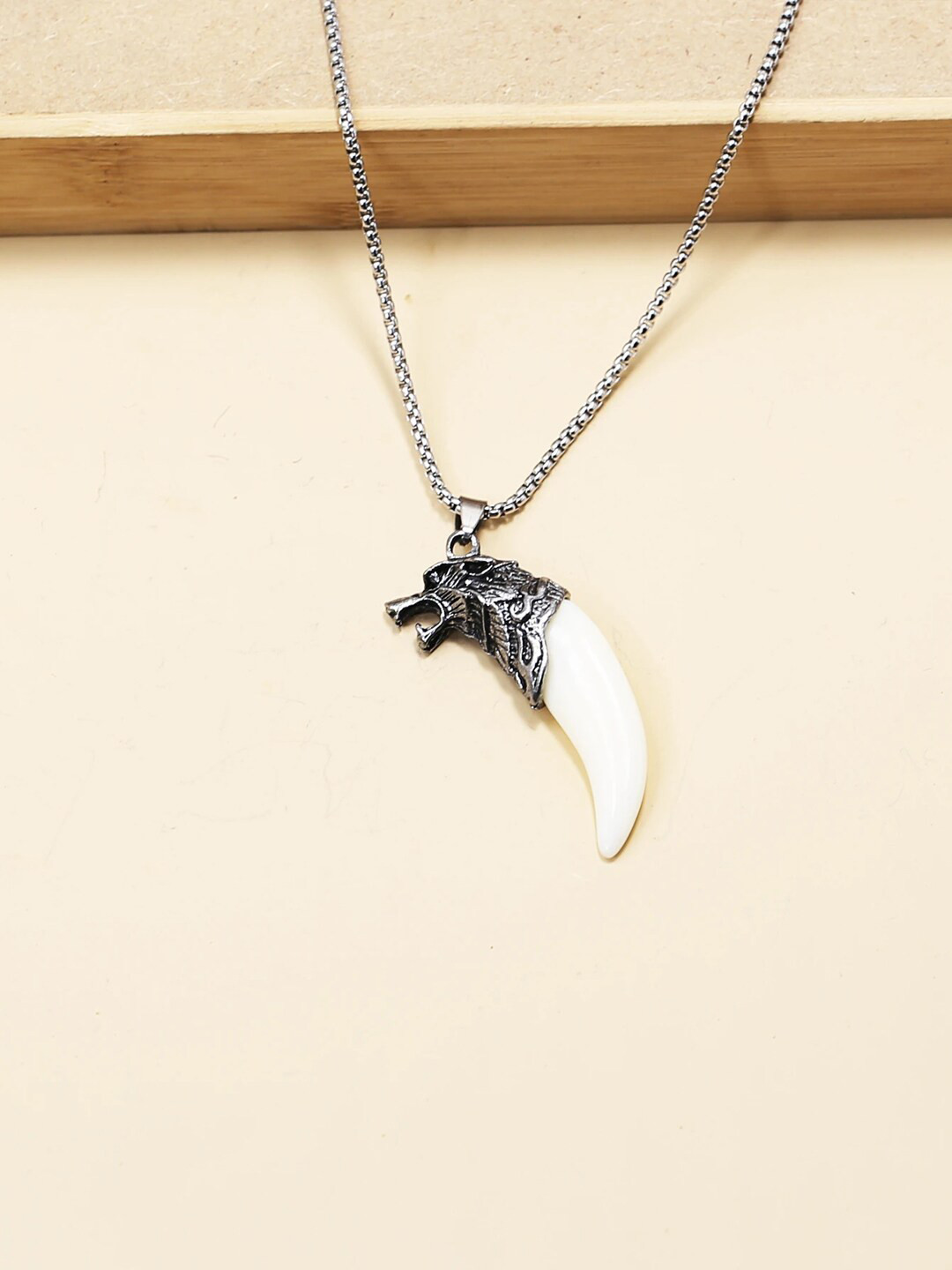 

FIMBUL Men Silver-Plated Elephant Tooth With Tiger Head Top Design Pendant With Chain