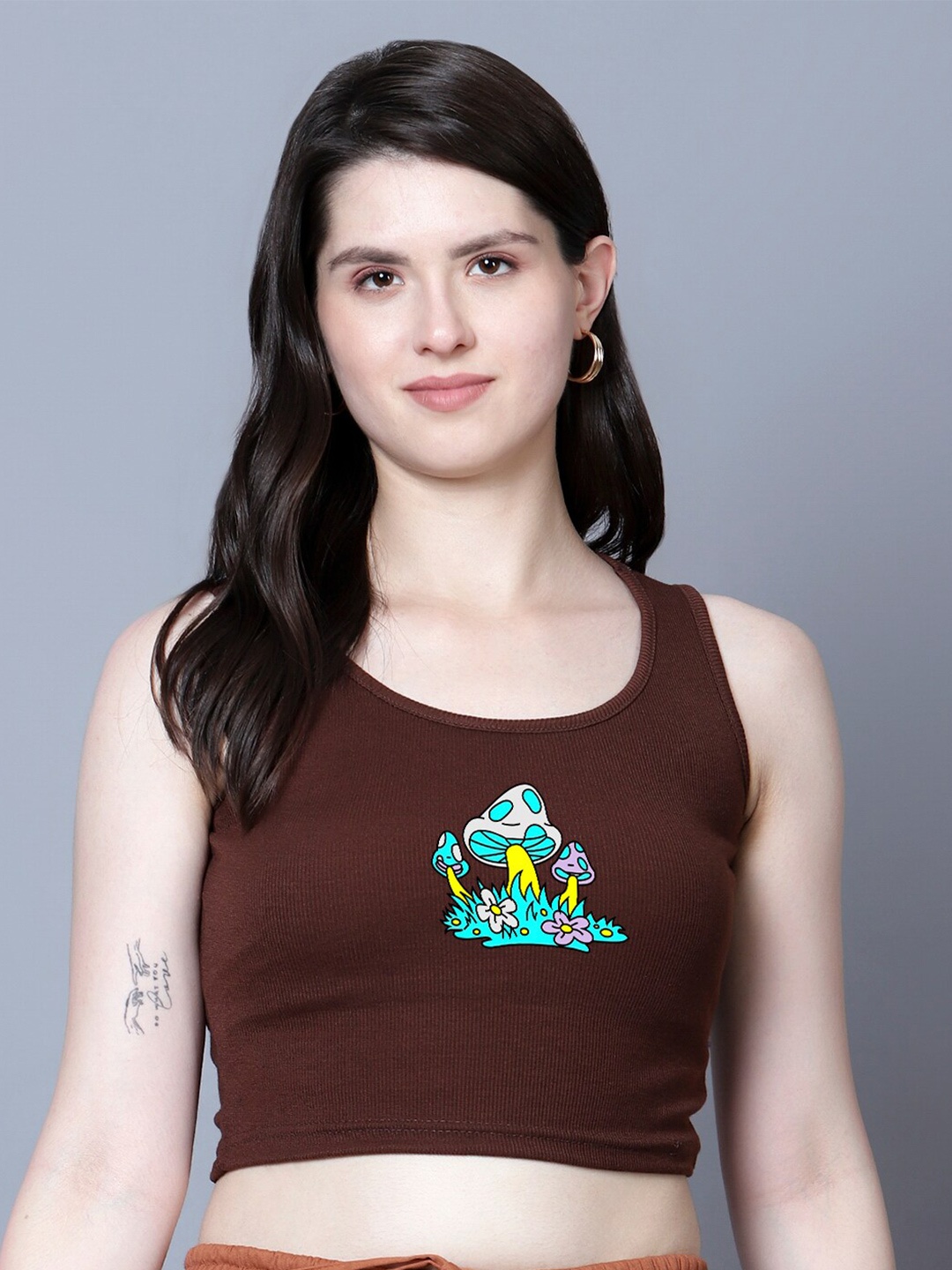 

Fashion And Youth Graphic Printed Fitted Crop Top, Coffee brown
