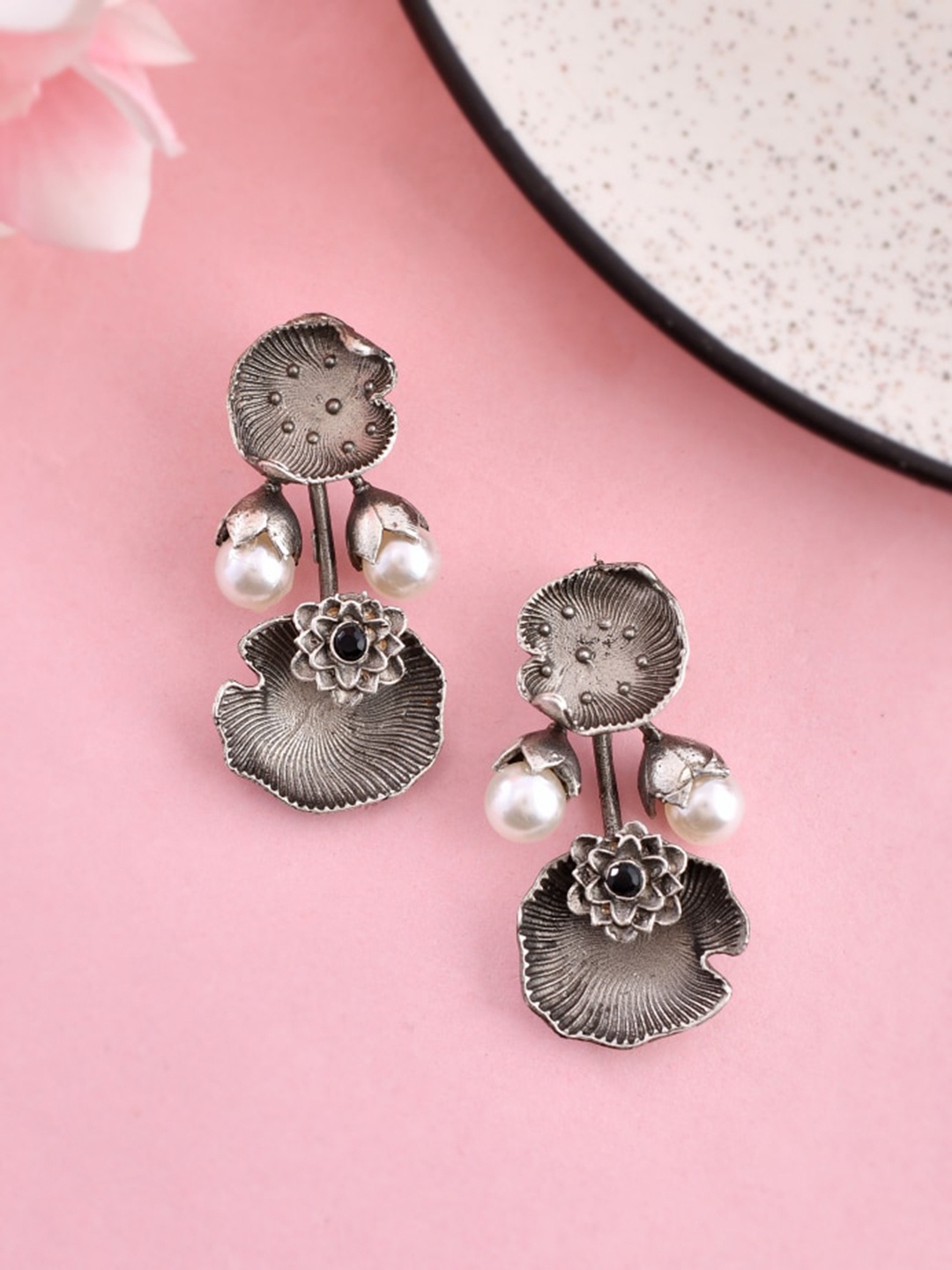 

DASTOOR Silver-Plated Contemporary Oxidised Studs Earrings