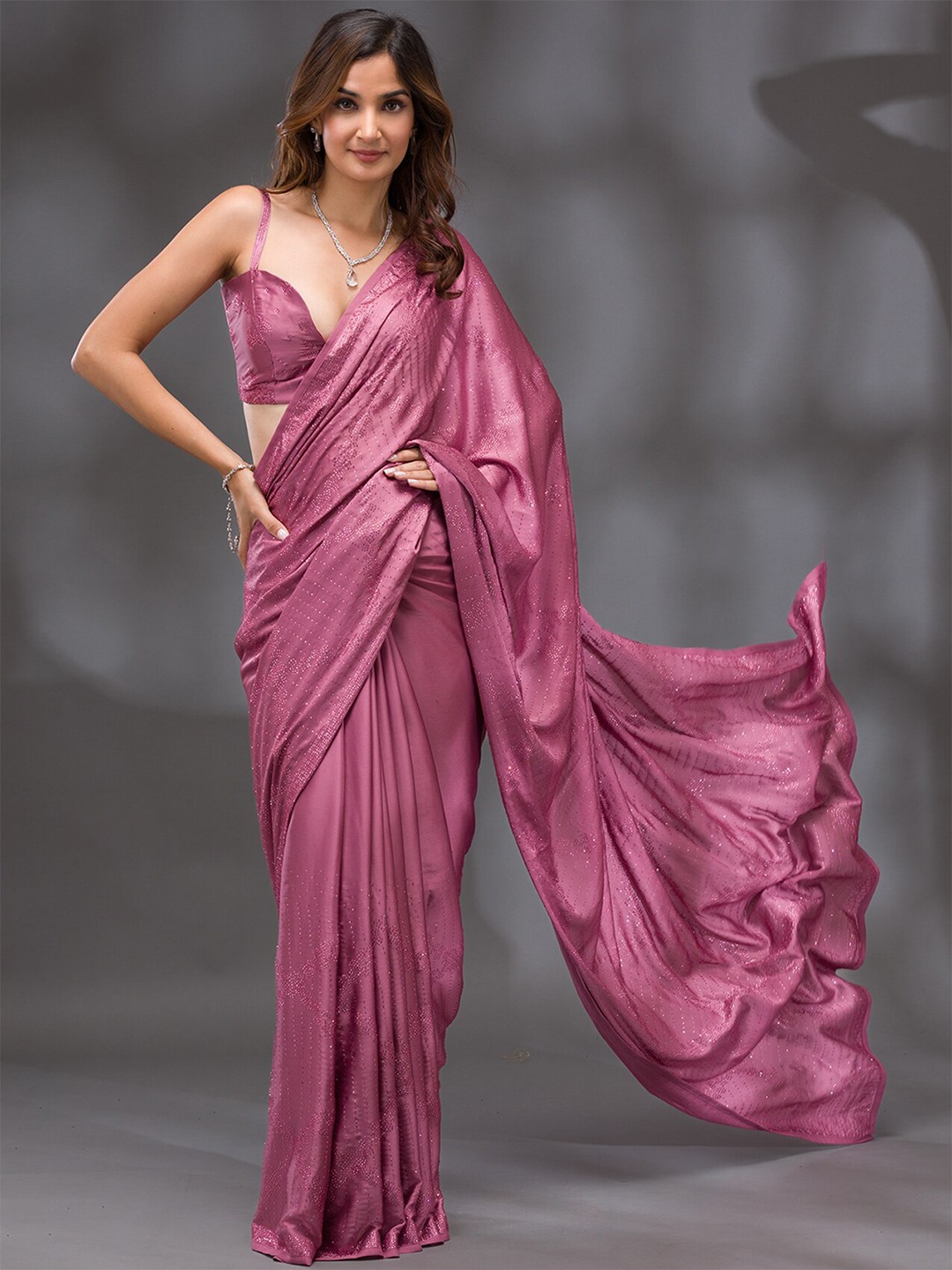 

Koskii Geometric Embellished Beads & Stones Detailed Saree, Pink