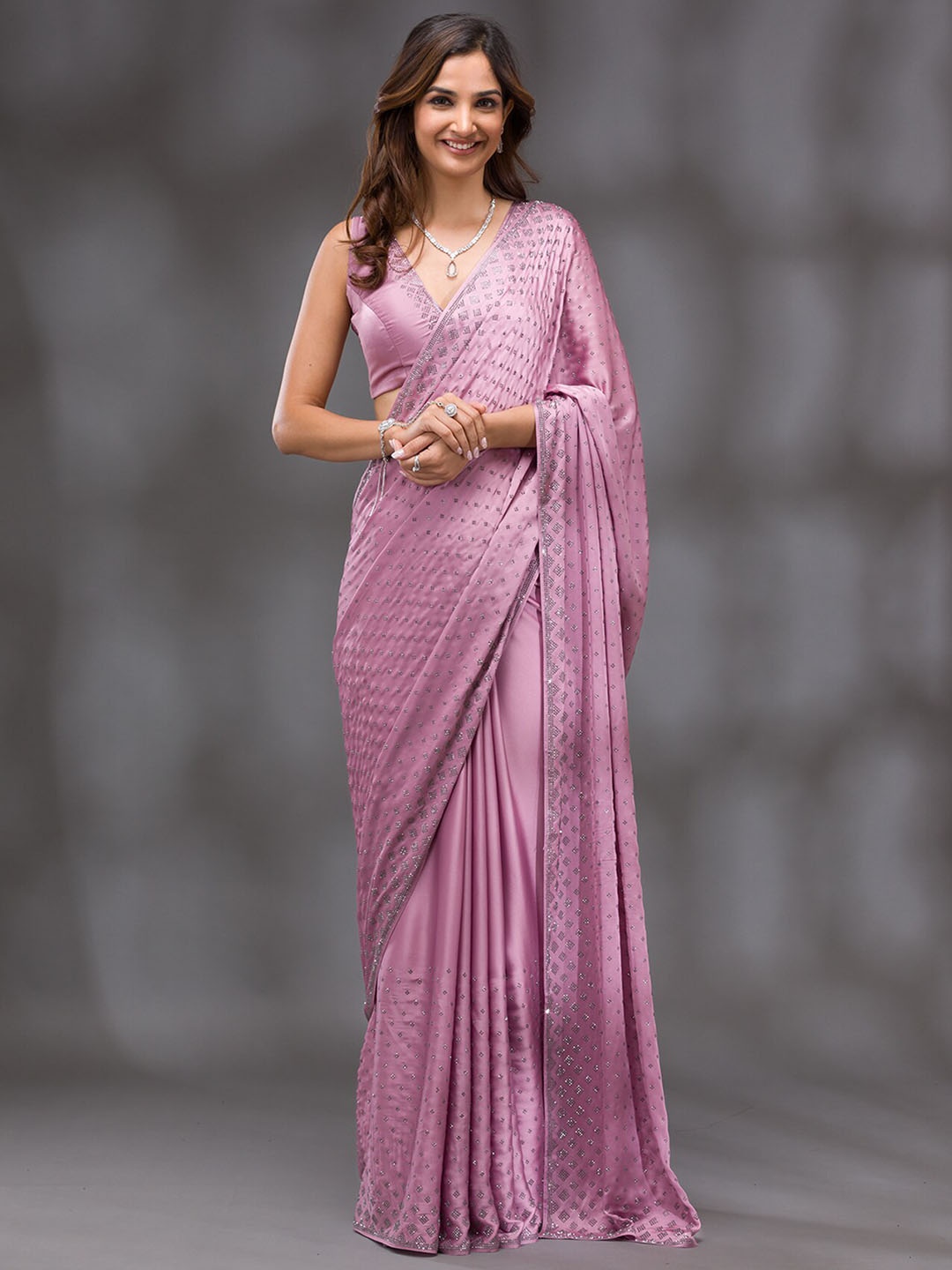 

Koskii Geometric Embellished Beads & Stones Detailed Saree, Pink