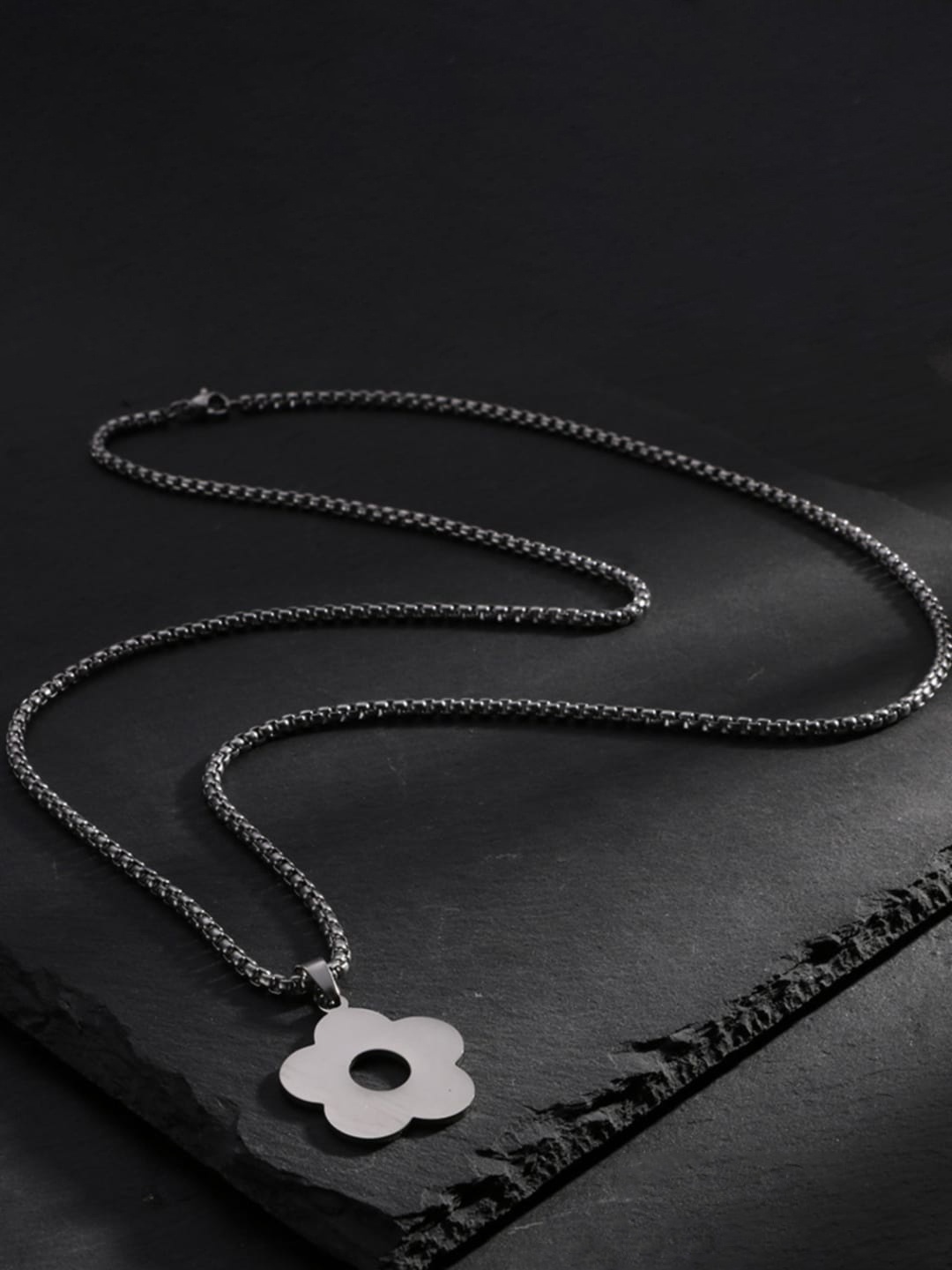

SALTY Floral Pendant With Chain, Silver
