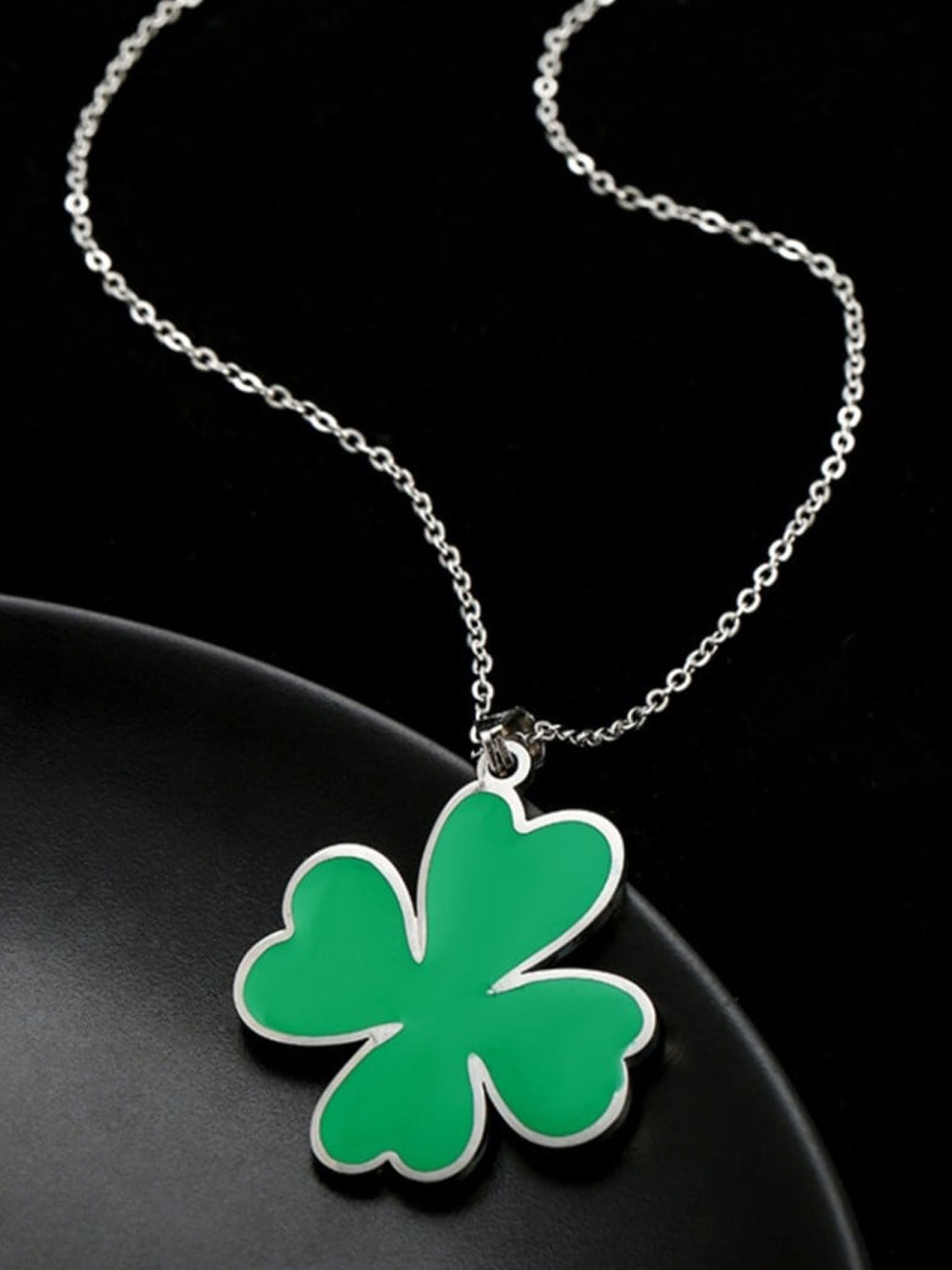

SALTY Men Mossy Marvel Pendants With Chains, Silver