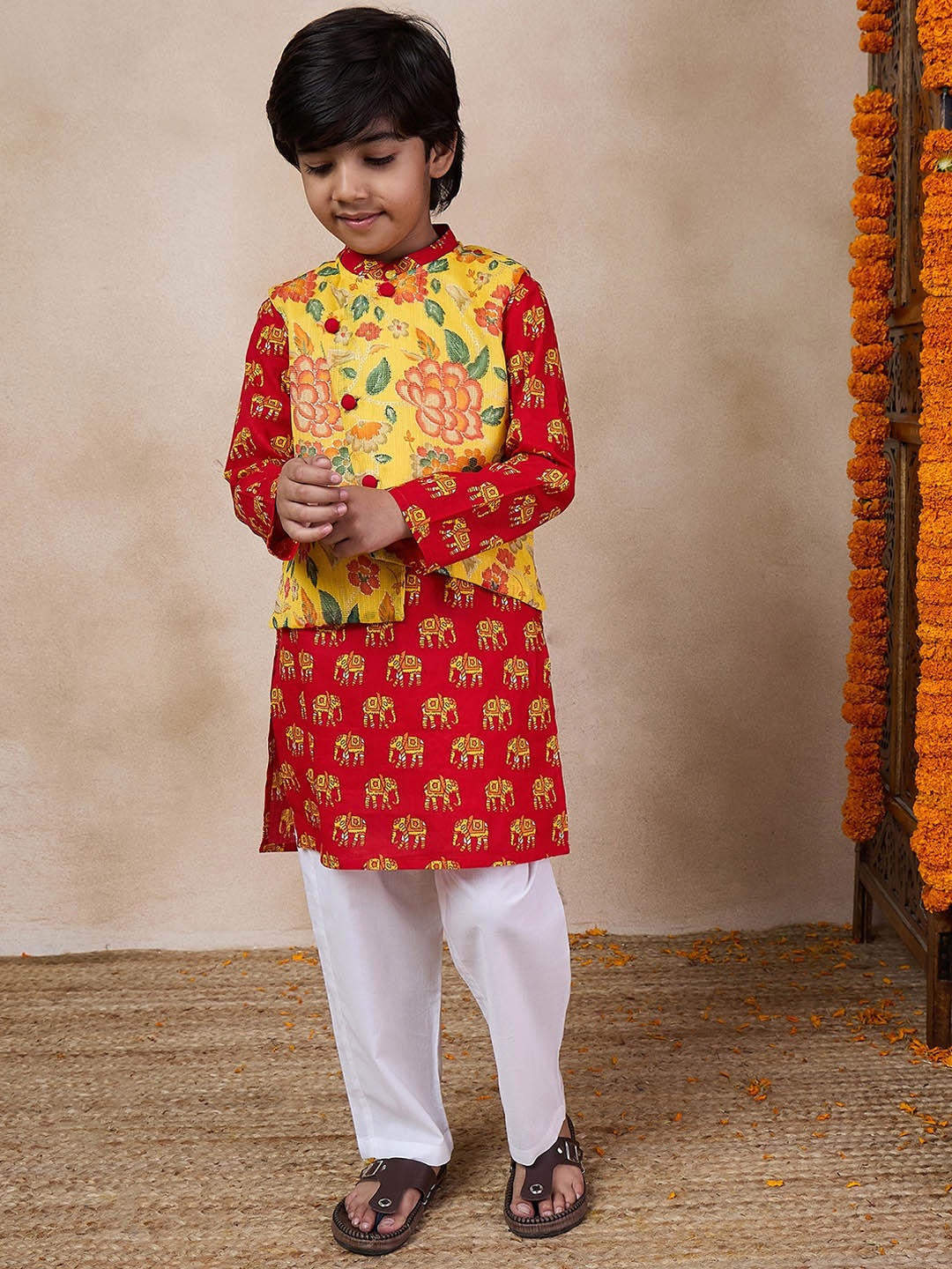 

pspeaches Boys Mandarin collar Animal Printed Regular Kurta with Pyjamas, Yellow