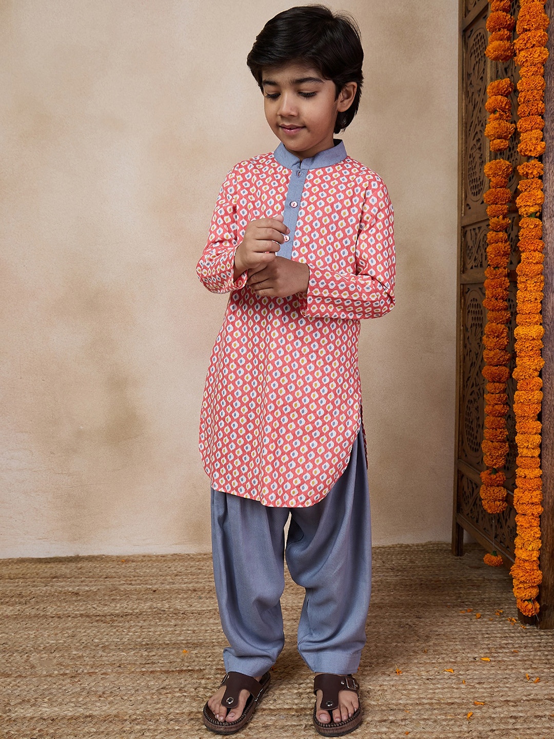

pspeaches Boys Mandarin collar Floral Printed Regular Kurta with Pyjamas, Grey