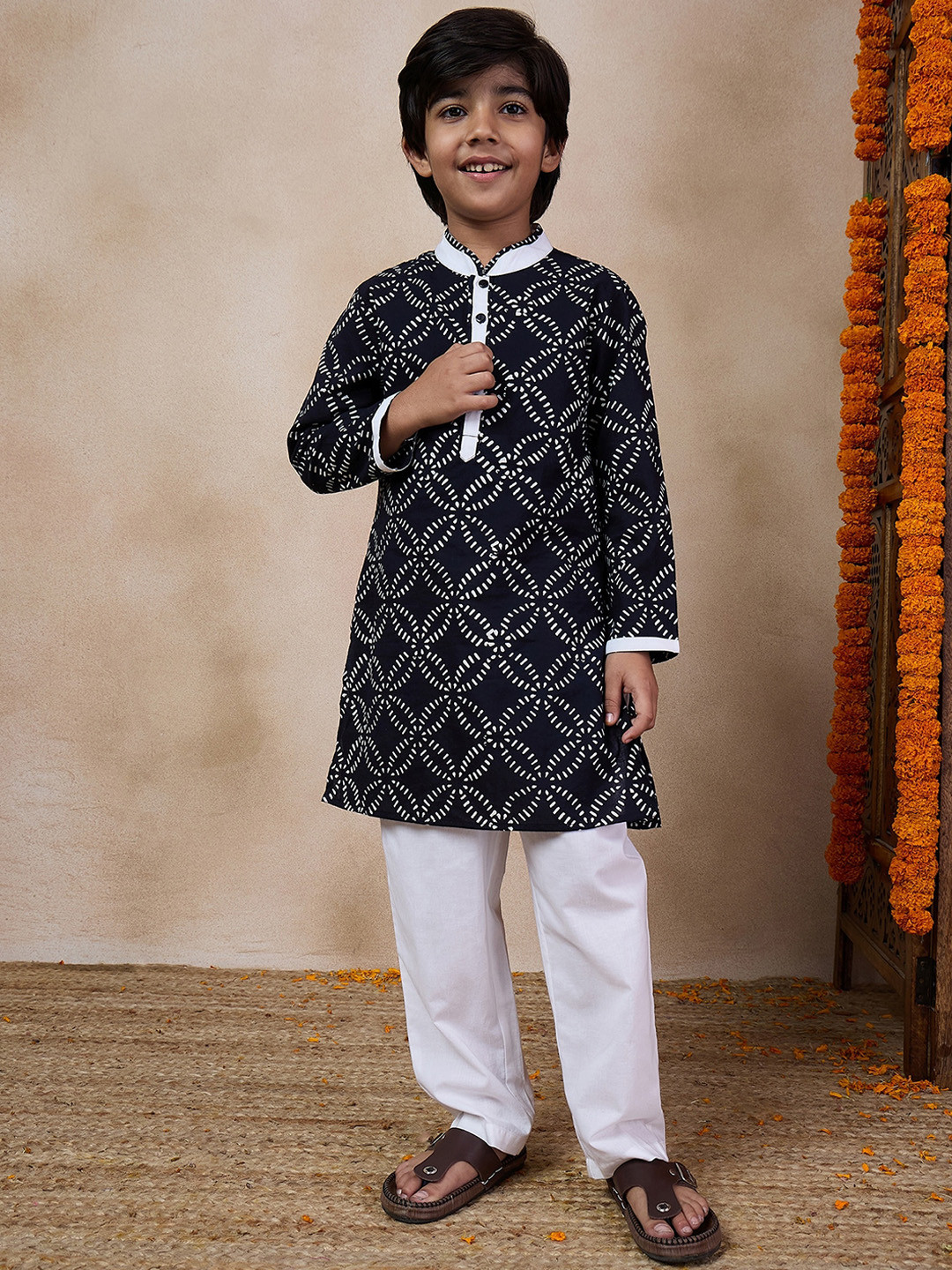 

pspeaches Boys Ethnic Motifs Printed Mandarin Collar Kurta with Pyjamas, Black