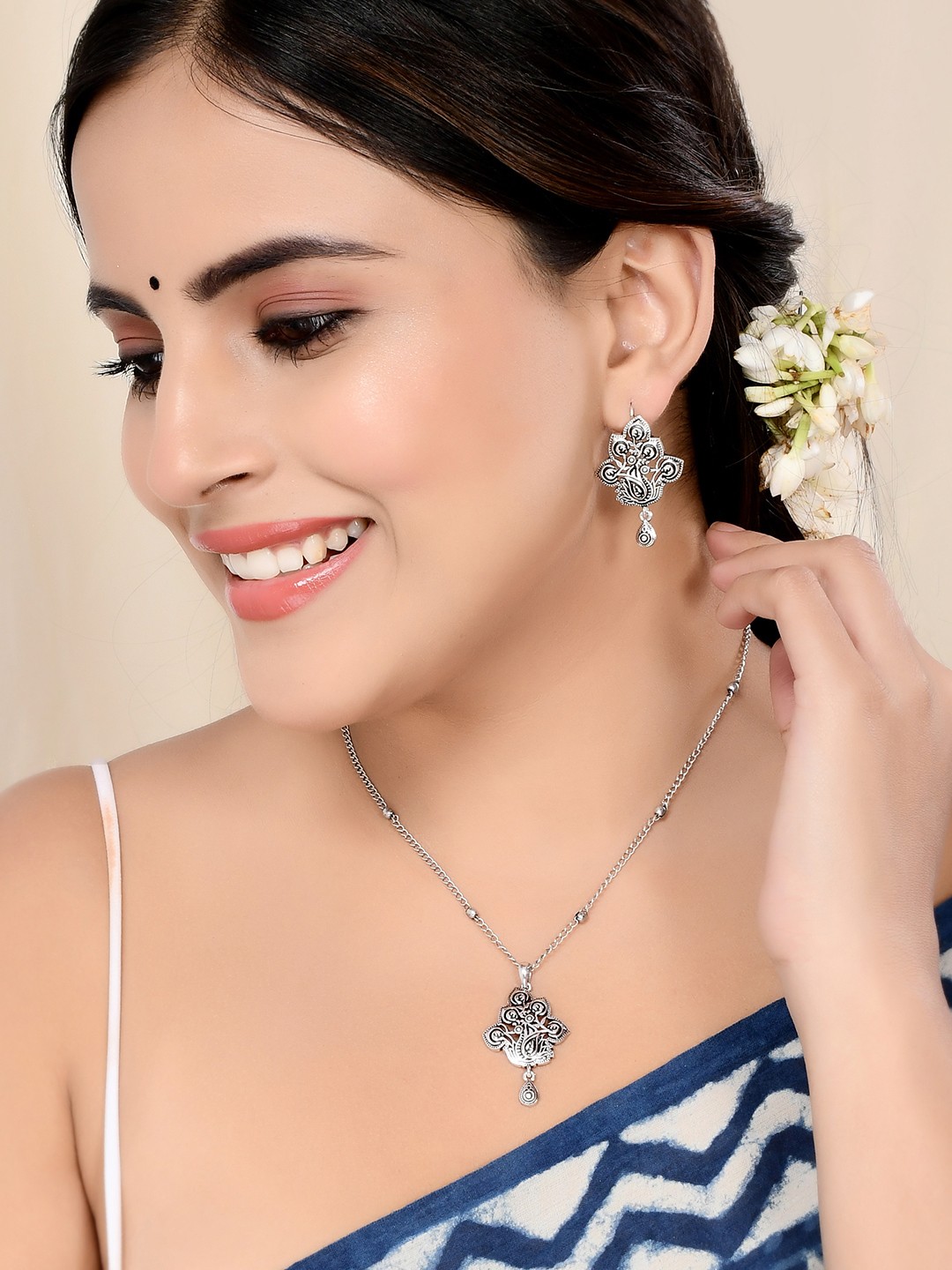 

Voylla Silver Plated Jewellery Set