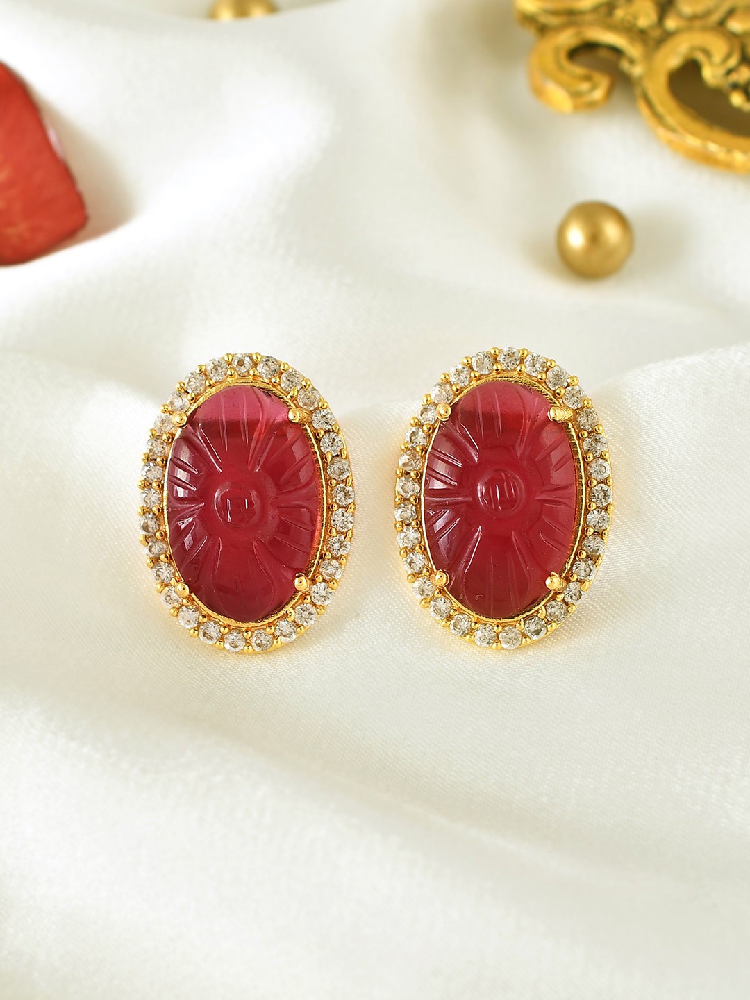 

Voylla Gold-Plated Kundan Studded Studs Earrings