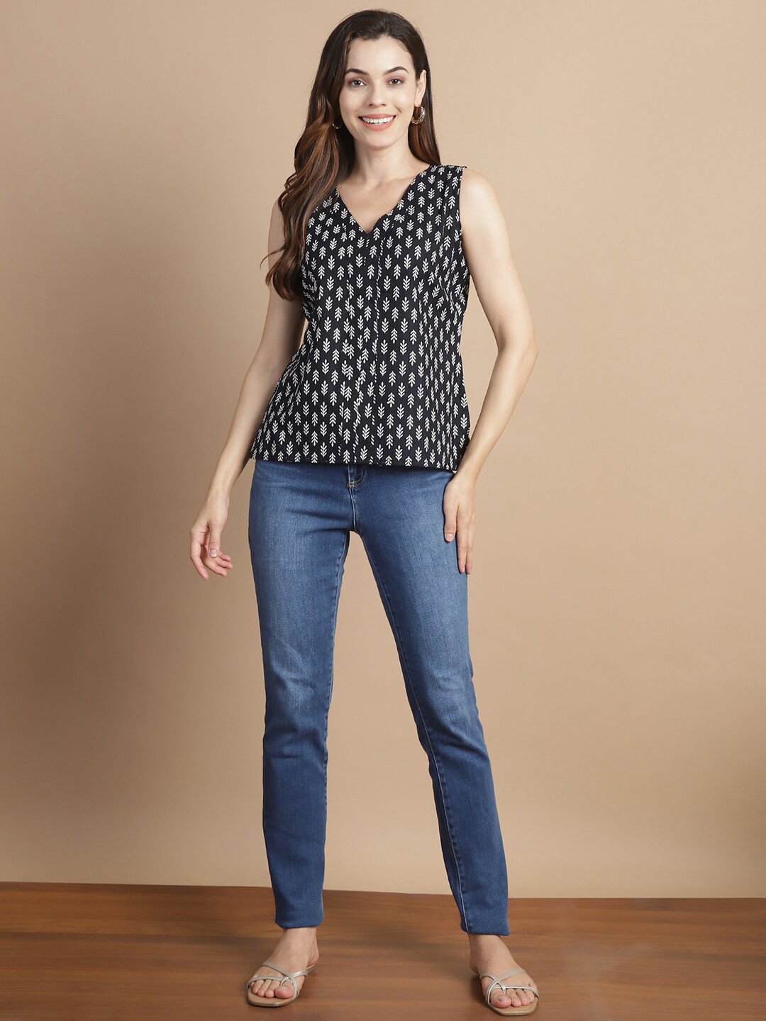

GRACIT Floral Printed V Neck Sleeveless Cotton Top, Black