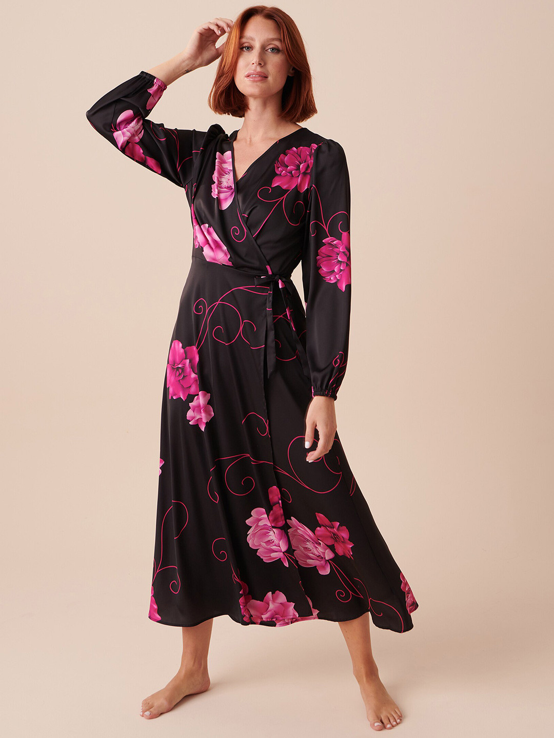 

La Vie en Rose Floral Printed V-Neck Nightdress, Black