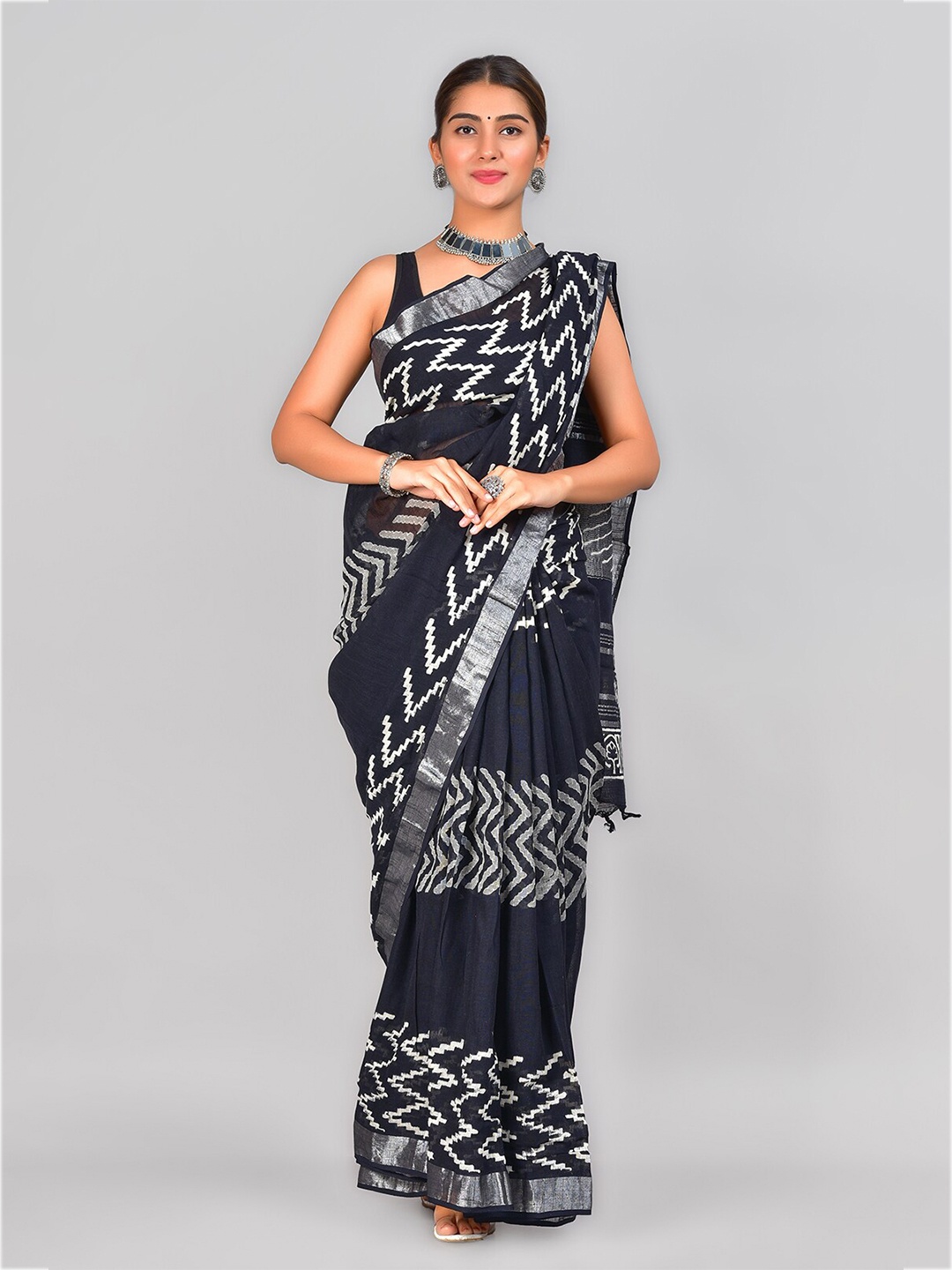 

SHOOLIN Woven Design Zari Pure Cotton Saree, Black