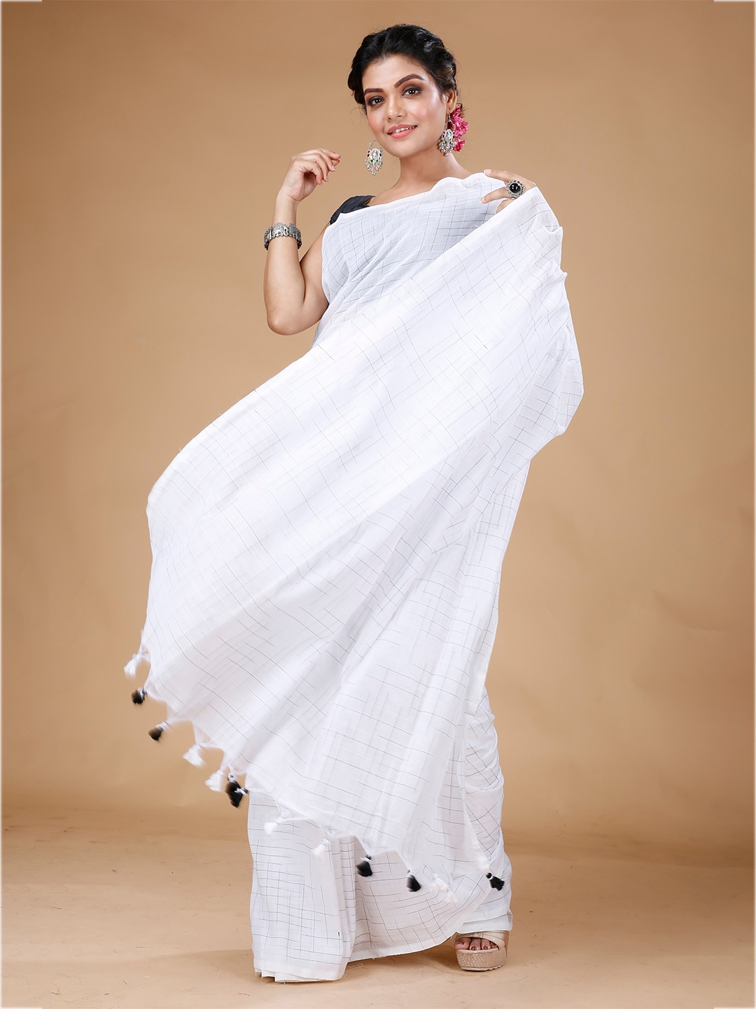 

Bong ButiQ Checked Pure Cotton Taant Saree, White