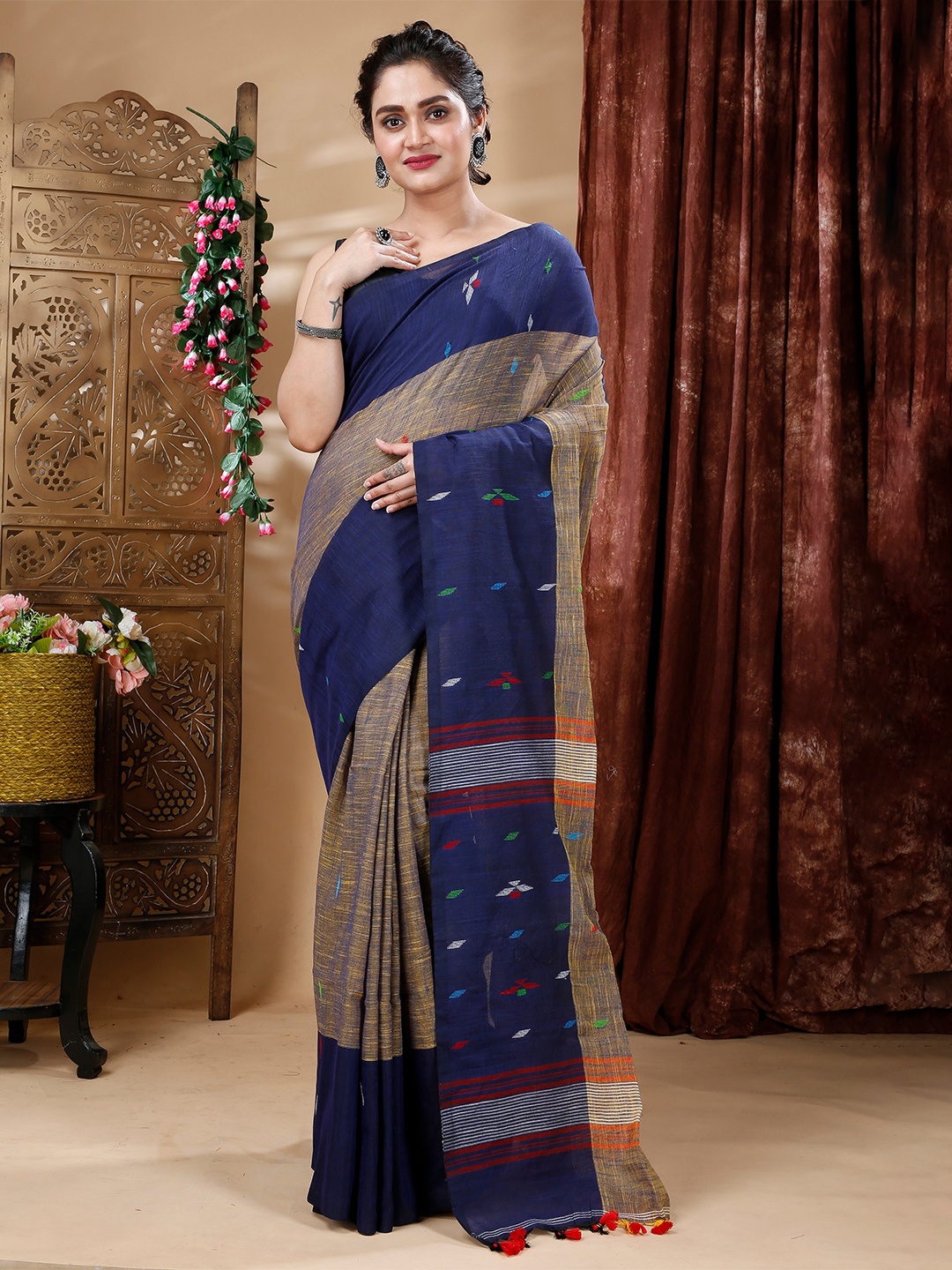 

Bong ButiQ Woven Design Pure Cotton Khadi Saree, Khaki