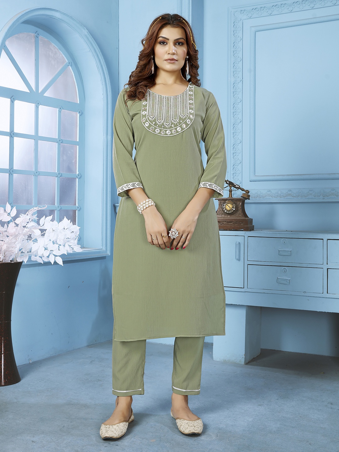 

Ekasya Floral Embroidered Regular Pure Cotton Kurta with Trousers, Olive
