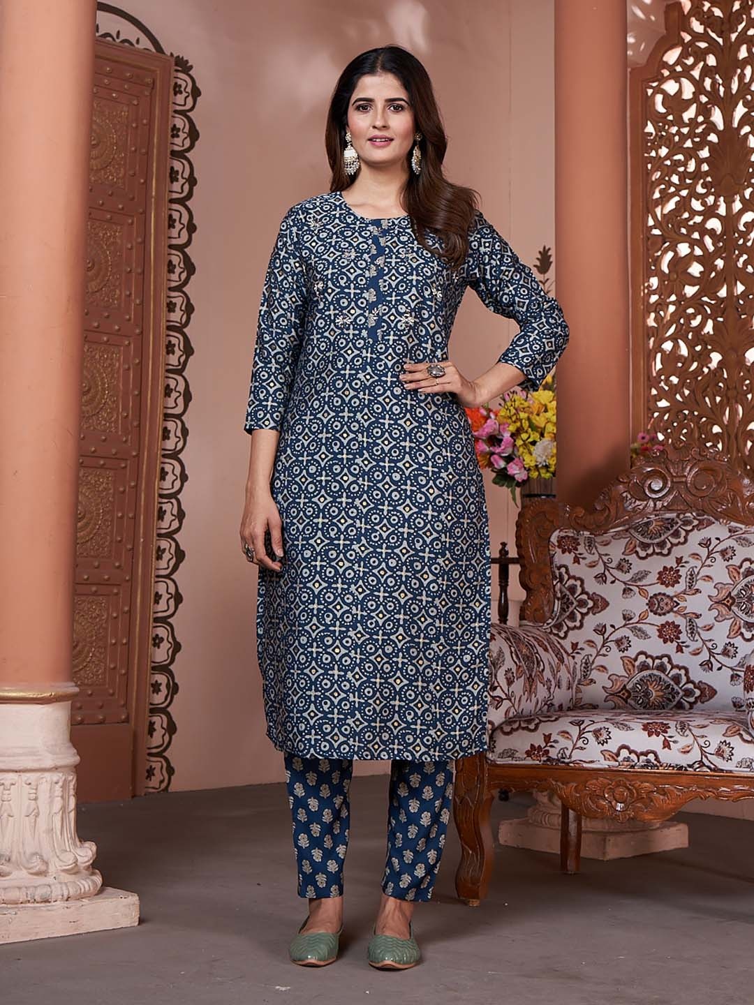 

Ekasya Geometric Printed Regular Round Neck Straight Kurta With Trouser, Blue