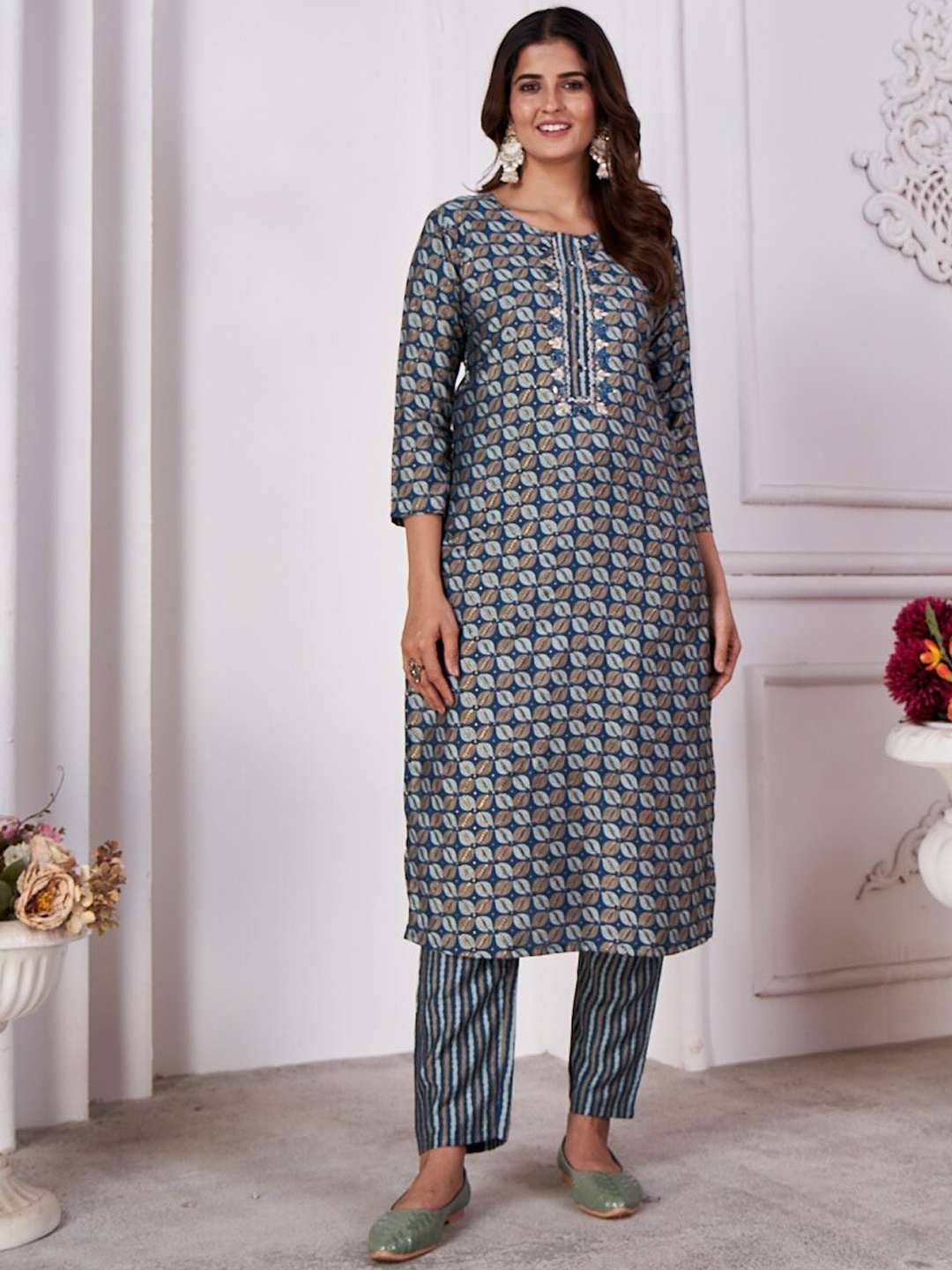 

Ekasya Ethnic Motifs Printed Gotta Patti Straight Kurta with Trousers, Blue