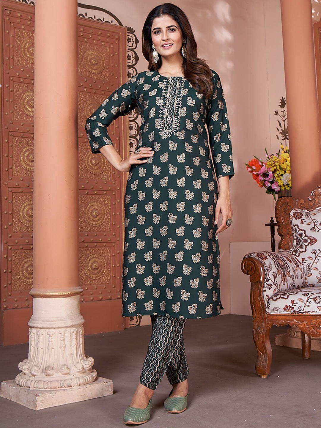 

Ekasya Ethnic Motifs Printed Gotta Patti Straight Kurta with Trousers, Green