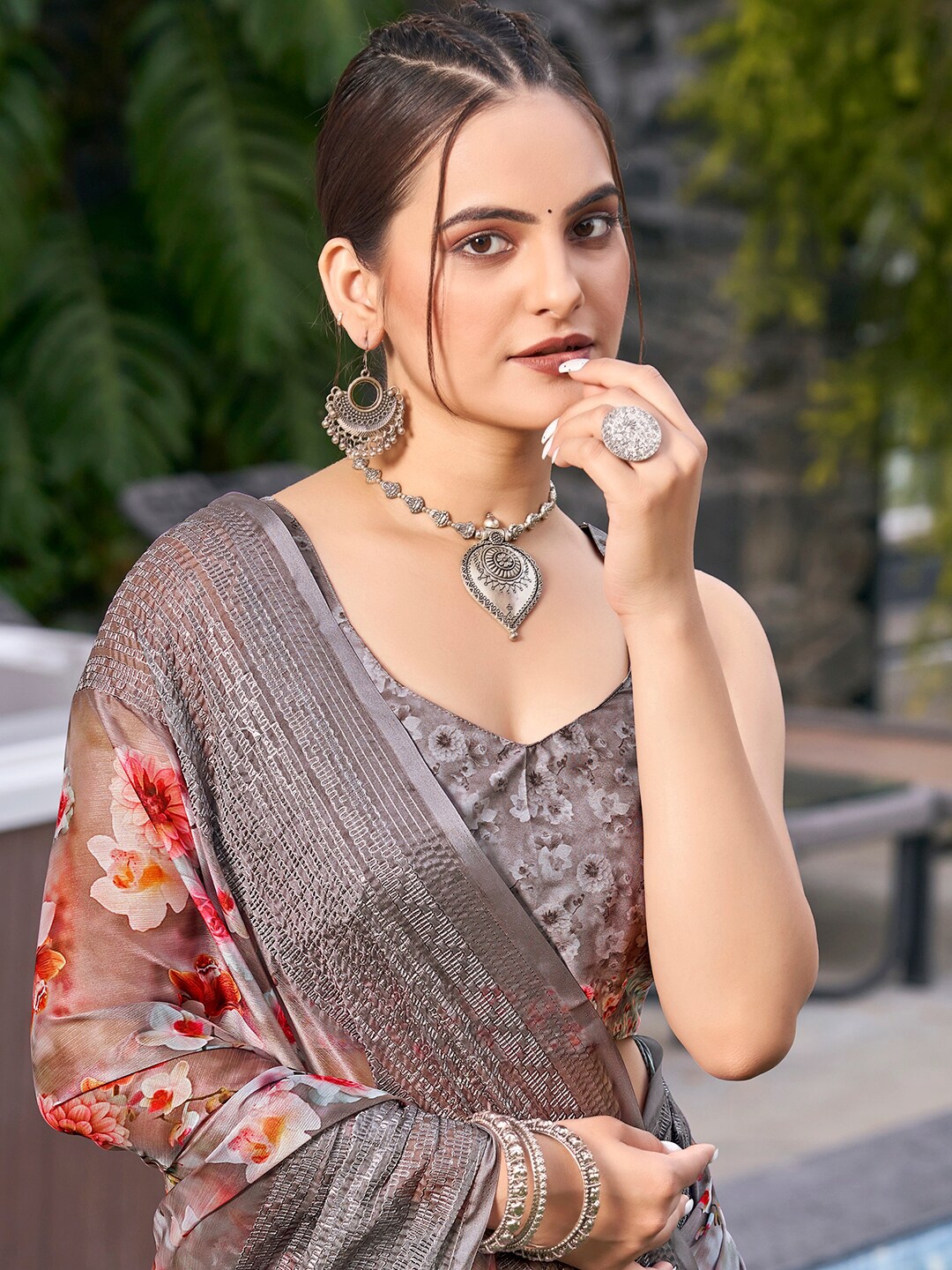

Vishudh Floral Digital Prints Zari Thread Embroidery Saree, Red