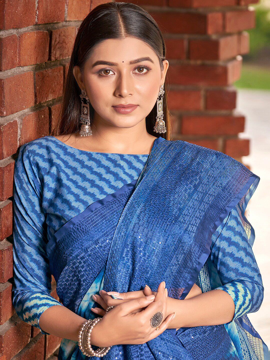 

Vishudh Tie and Dye Zari Thread Embroidery Chinon Saree, Blue