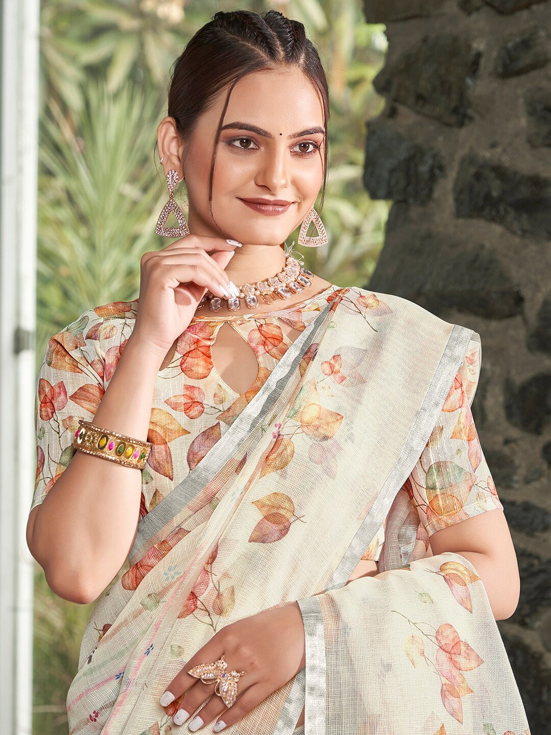 

Vishudh Floral Printed Zari Pallu Border Saree, Cream